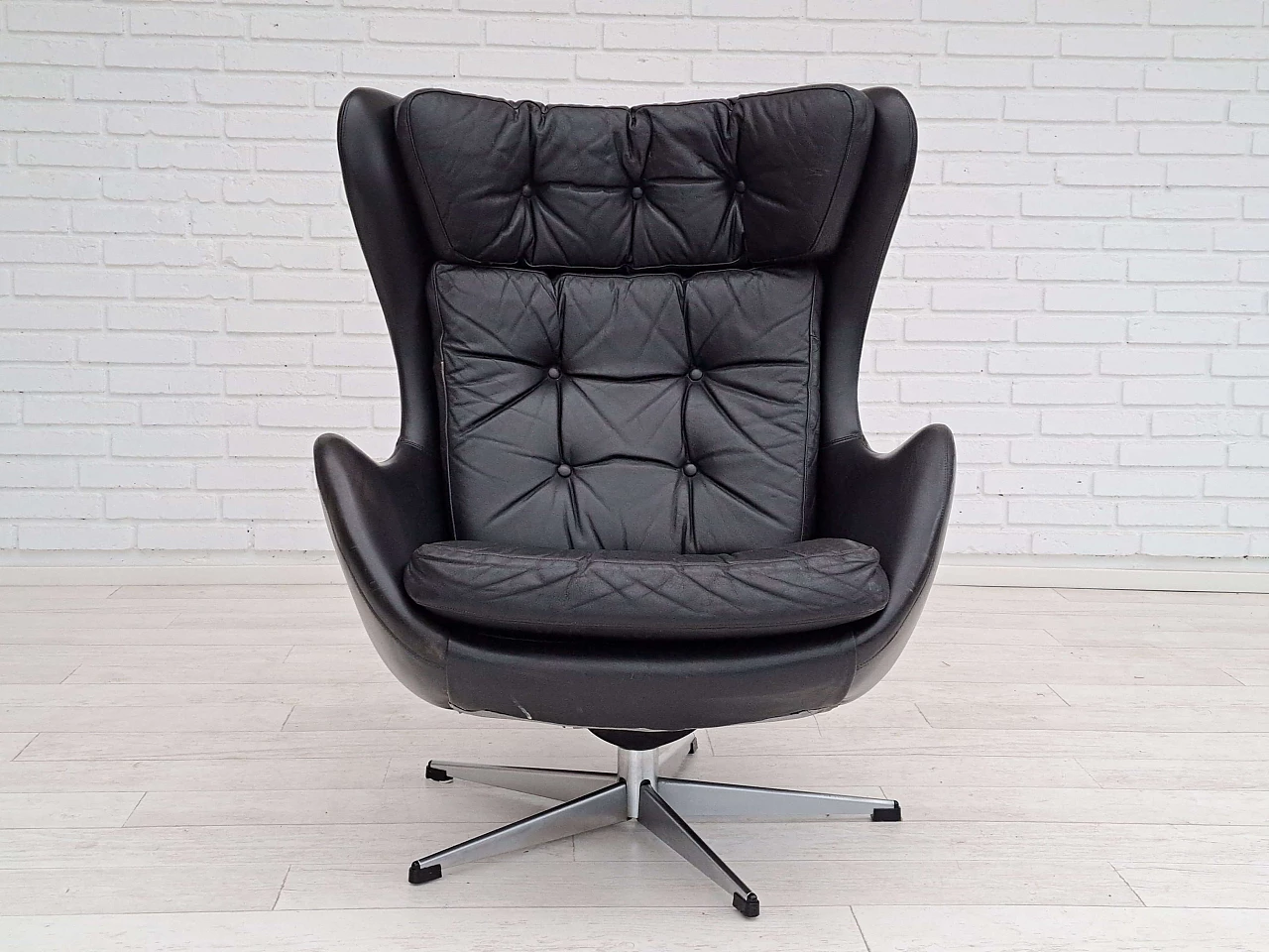 Poltrona girevole a forma d'uovo in pelle nera, anni '70 5