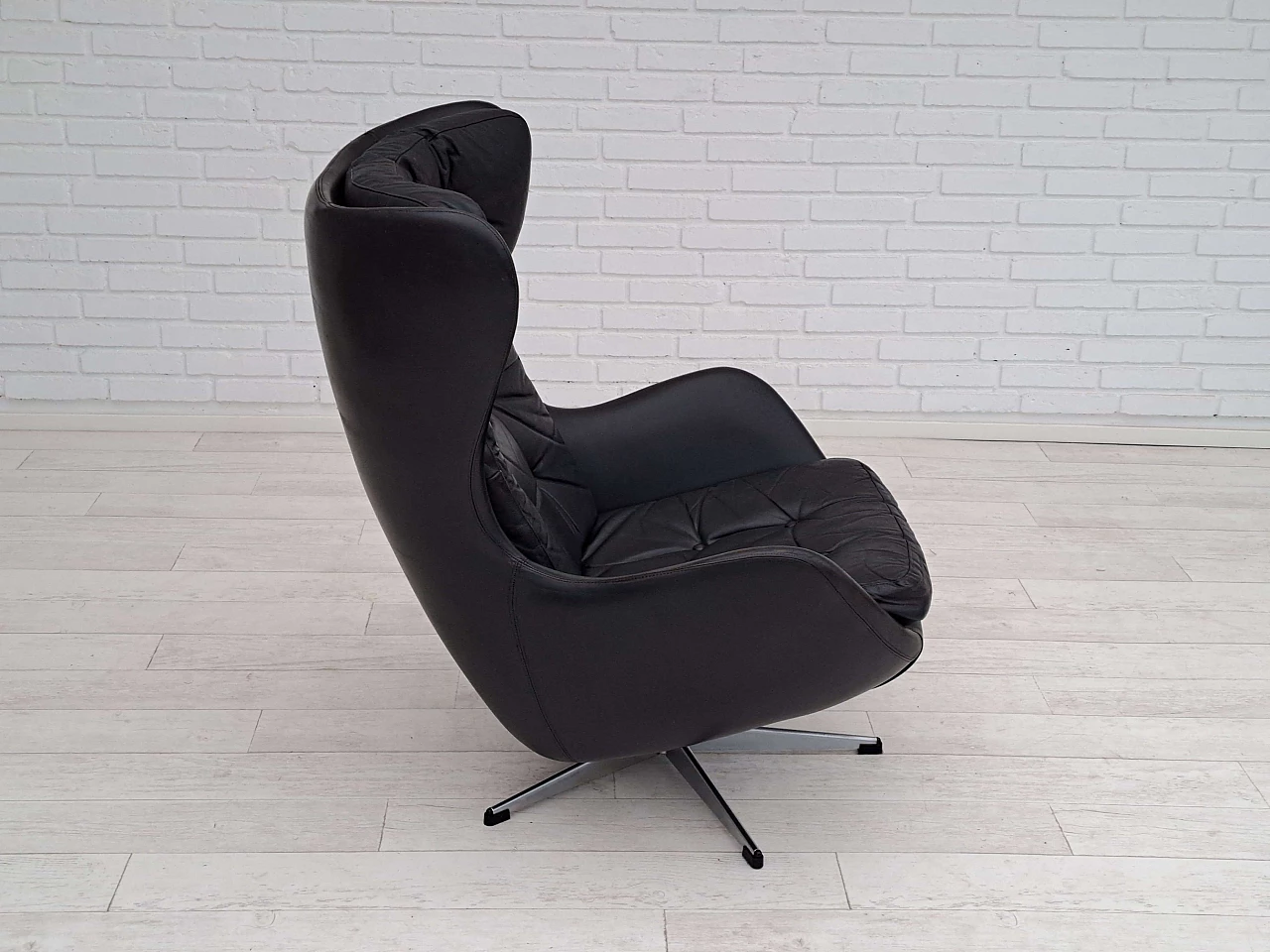 Poltrona girevole a forma d'uovo in pelle nera, anni '70 8