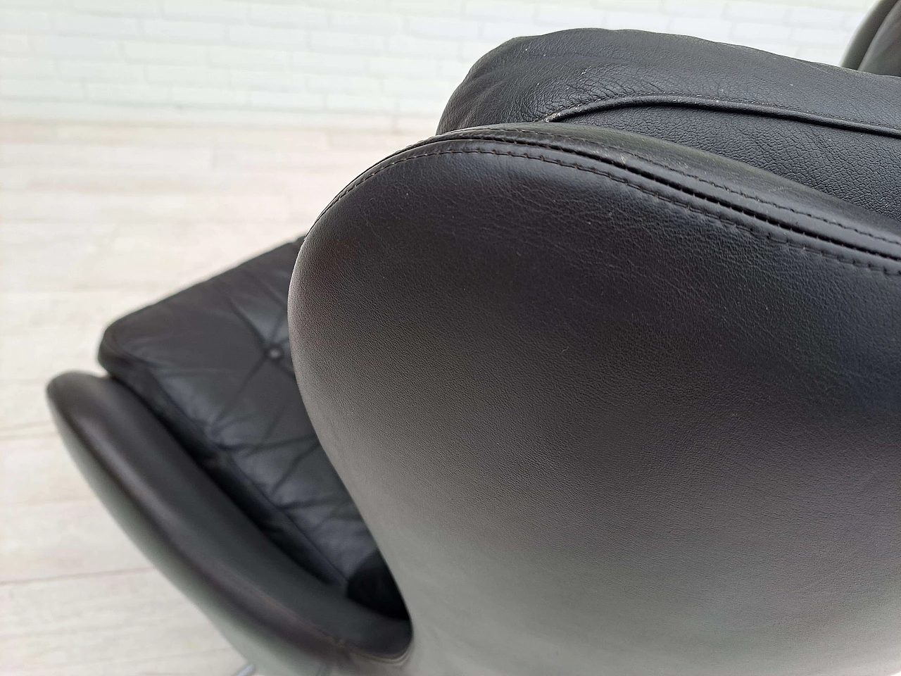 Poltrona girevole a forma d'uovo in pelle nera, anni '70 10