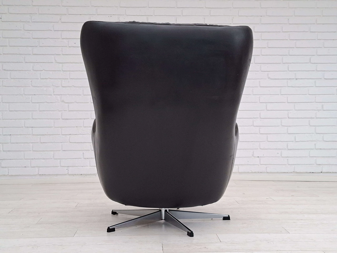 Poltrona girevole a forma d'uovo in pelle nera, anni '70 11