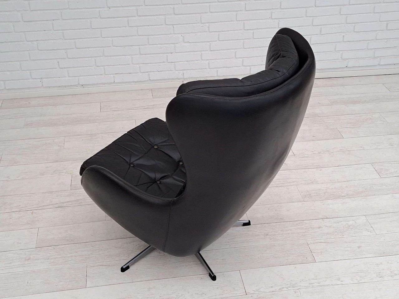 Poltrona girevole a forma d'uovo in pelle nera, anni '70 13
