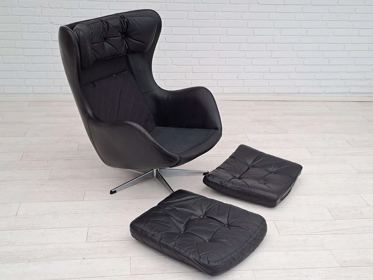 Poltrona girevole a forma d'uovo in pelle nera, anni '70 15