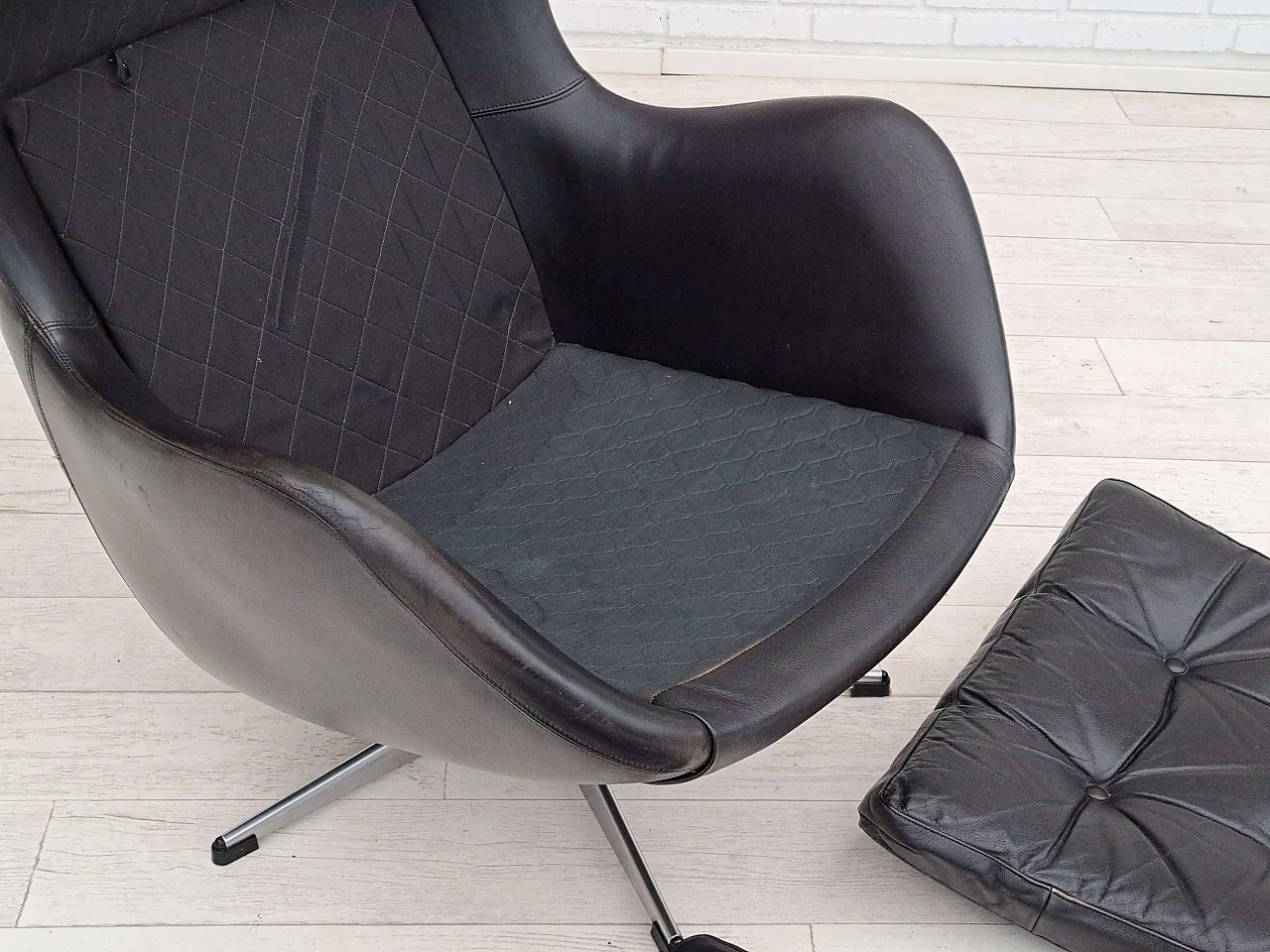 Poltrona girevole a forma d'uovo in pelle nera, anni '70 16