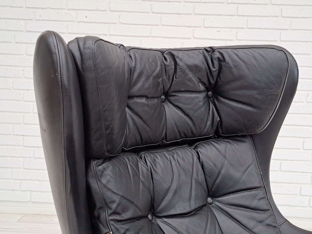 Poltrona girevole a forma d'uovo in pelle nera, anni '70 17