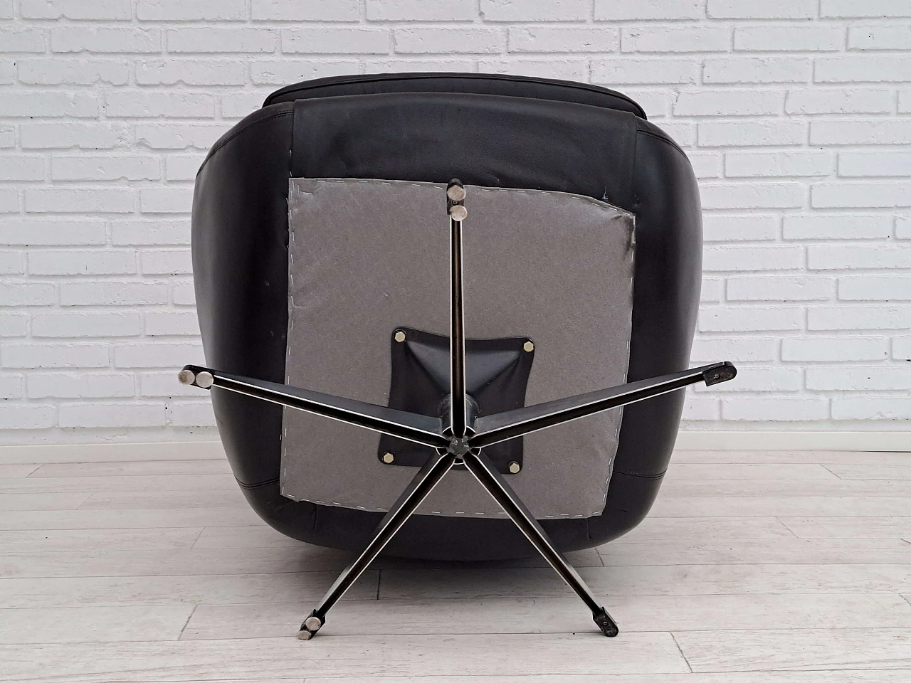 Poltrona girevole a forma d'uovo in pelle nera, anni '70 18