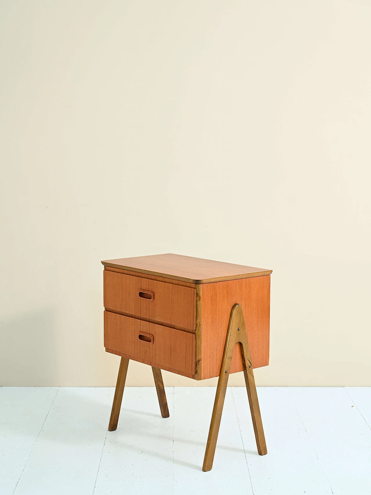 Teak bedside table with top with rounded edges, 1960s 3