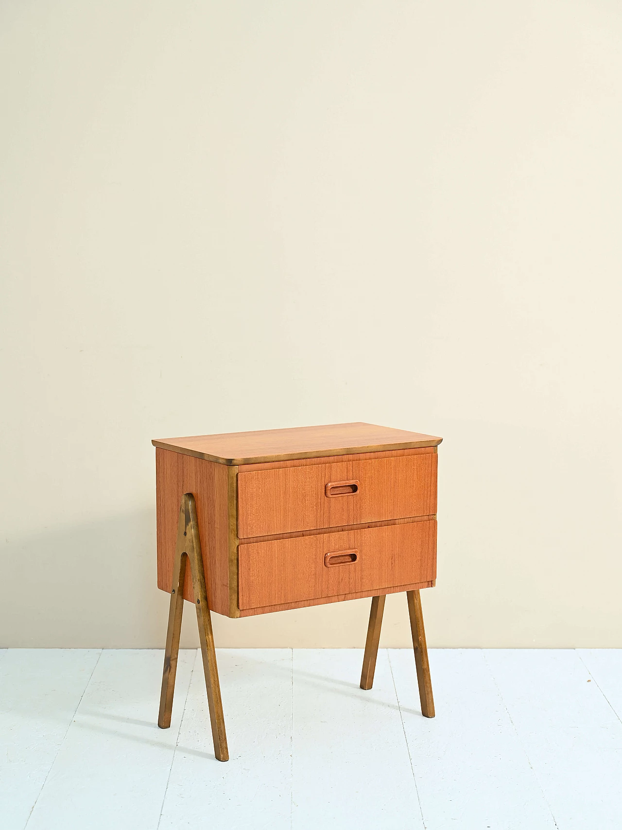 Teak bedside table with top with rounded edges, 1960s 4
