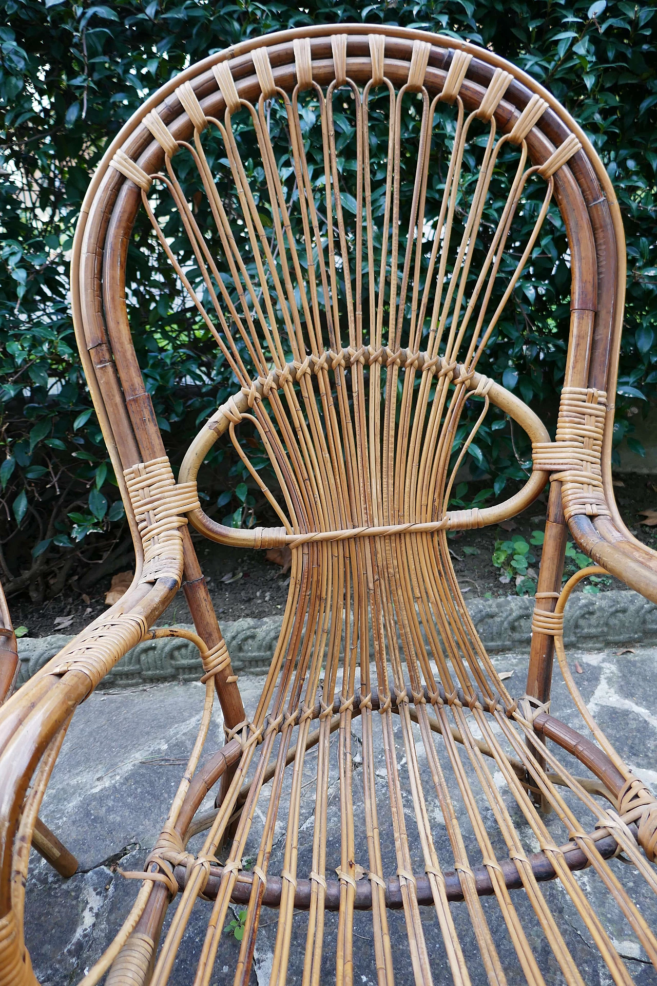 Coppia di sedie e tavolino in midollino, anni '70 8