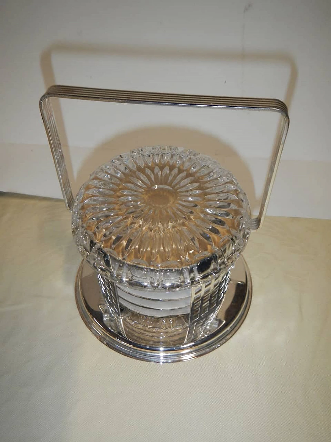 6 Sottobicchieri e sottobottiglia con contenitore, anni '60 1