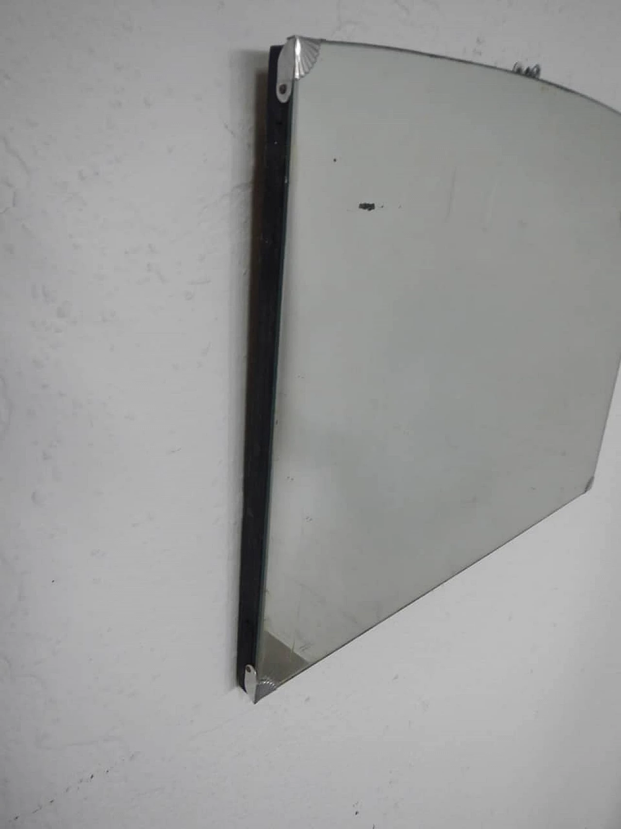 Specchio senza cornice con elementi angolari in metallo, anni '50 9