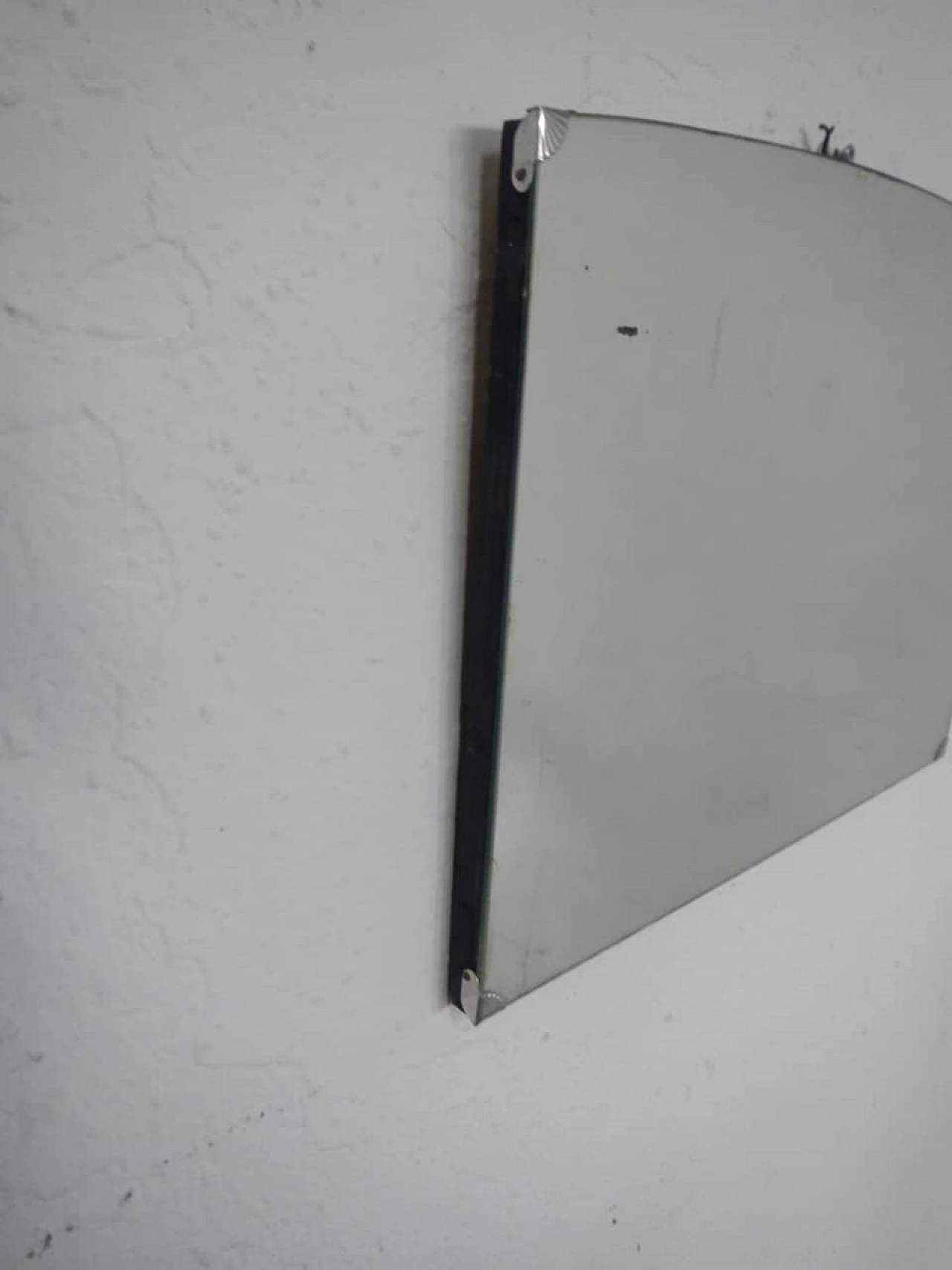 Specchio senza cornice con elementi angolari in metallo, anni '50 10