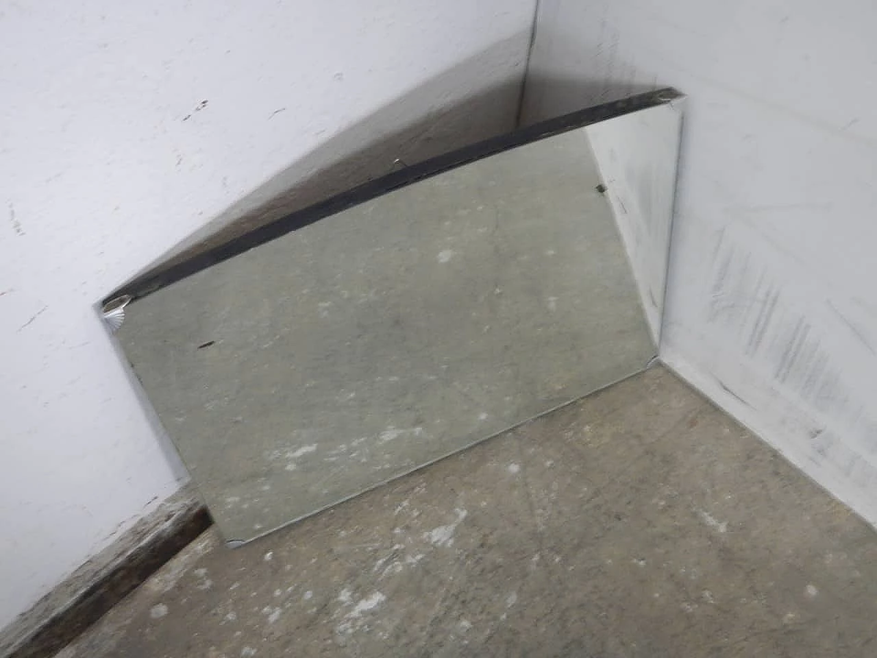 Specchio senza cornice con elementi angolari in metallo, anni '50 11