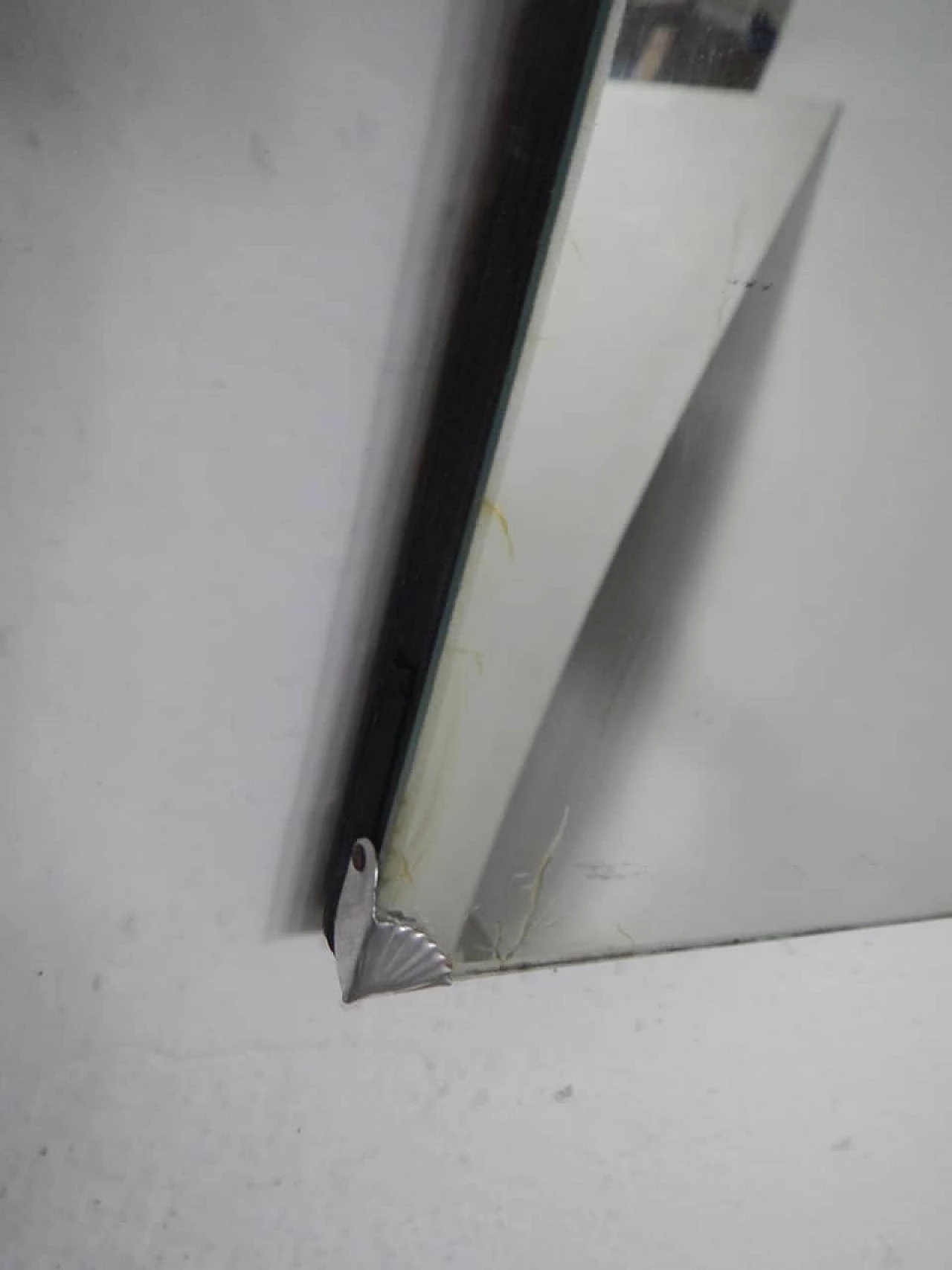 Specchio senza cornice con elementi angolari in metallo, anni '50 12