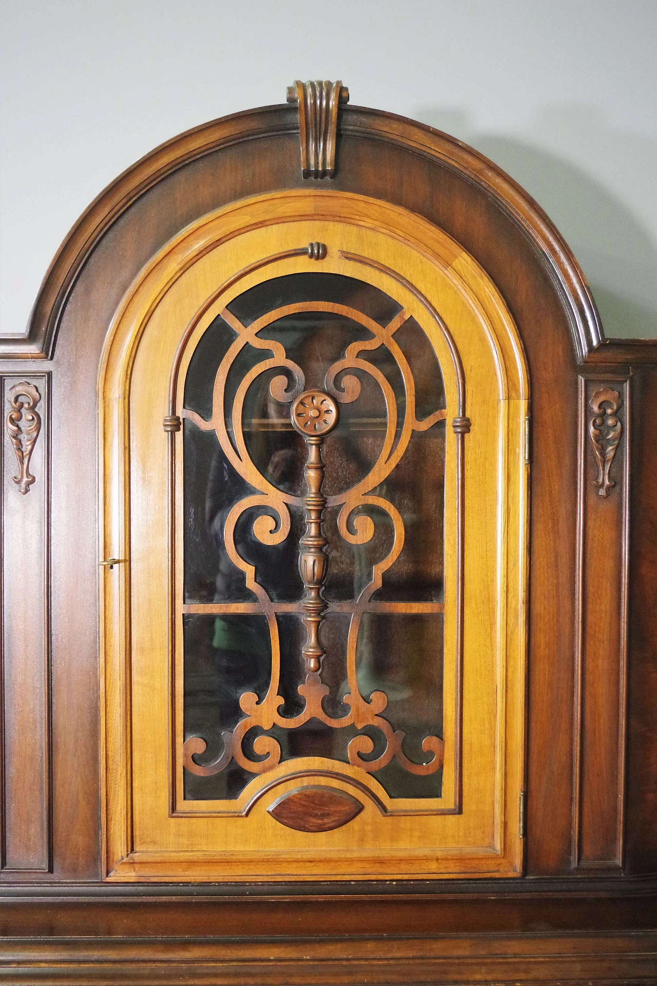 Carved wooden showcase with large drawer, 1940s 8