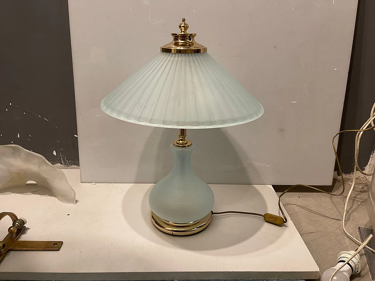 Coppia di lampade da tavolo in vetro satinato, anni '80 3