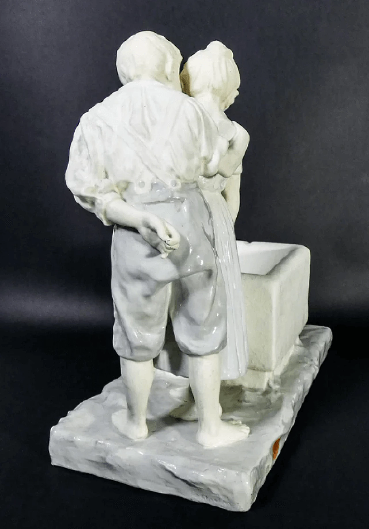 Franz Sautner, Bambini alla fontana, scultura in ceramica, anni '20 13