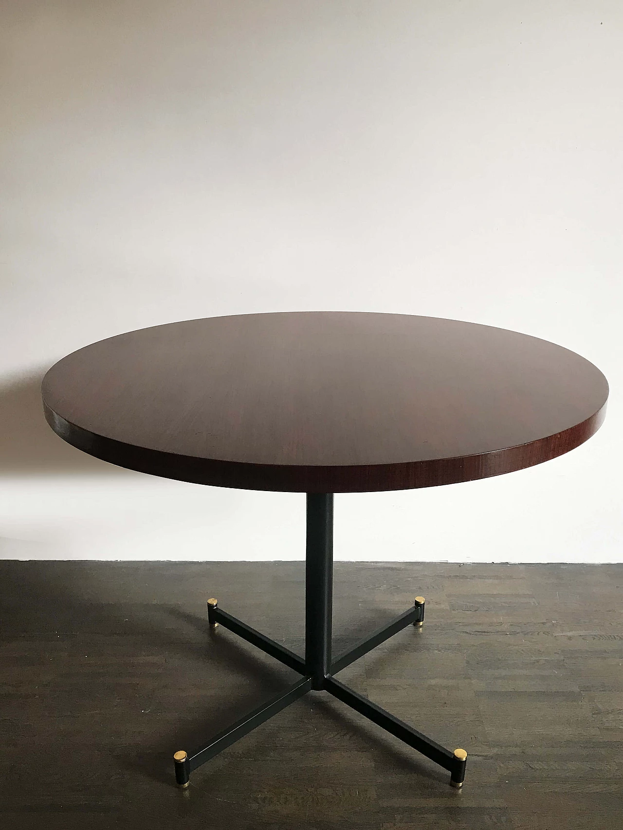 Tavolo rotondo in metallo e legno scuro, anni '50 1