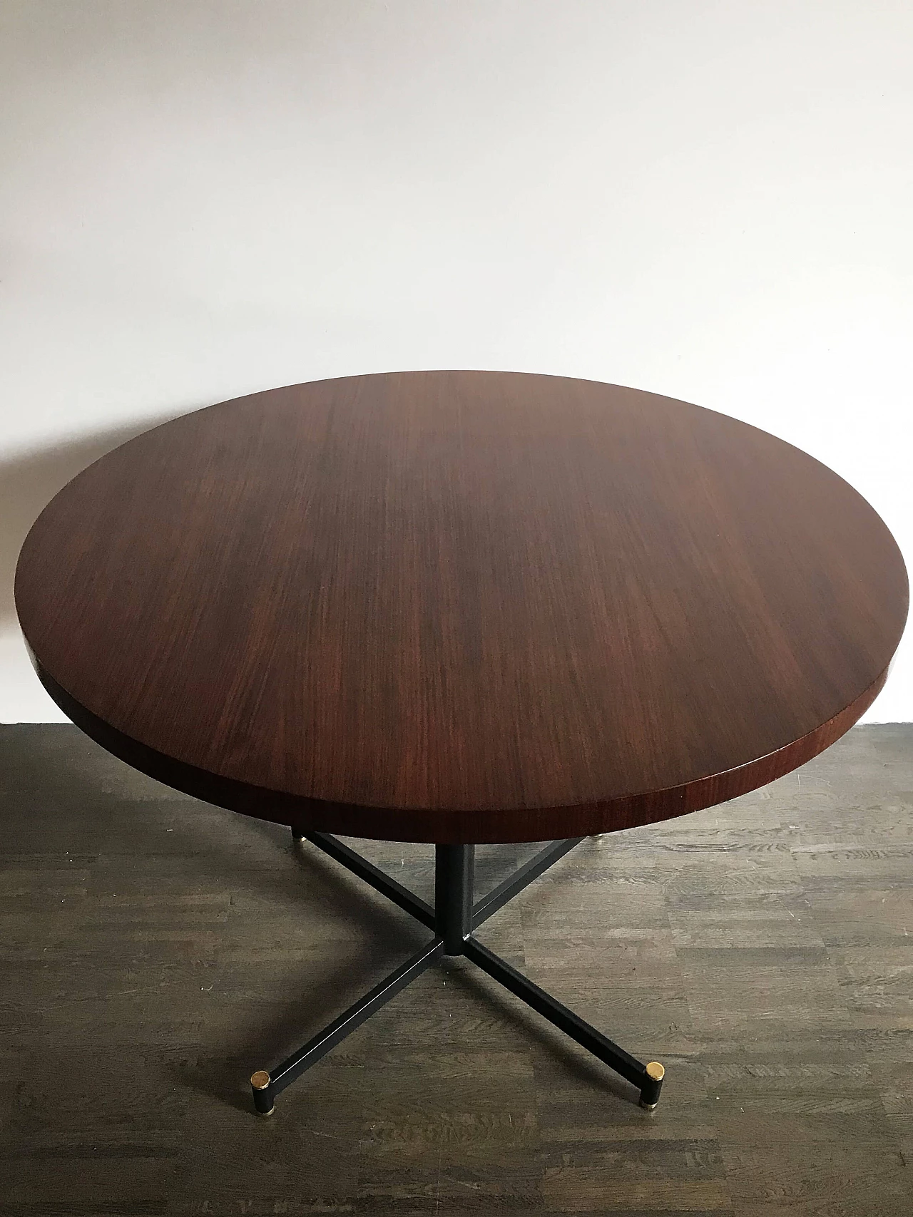 Tavolo rotondo in metallo e legno scuro, anni '50 2