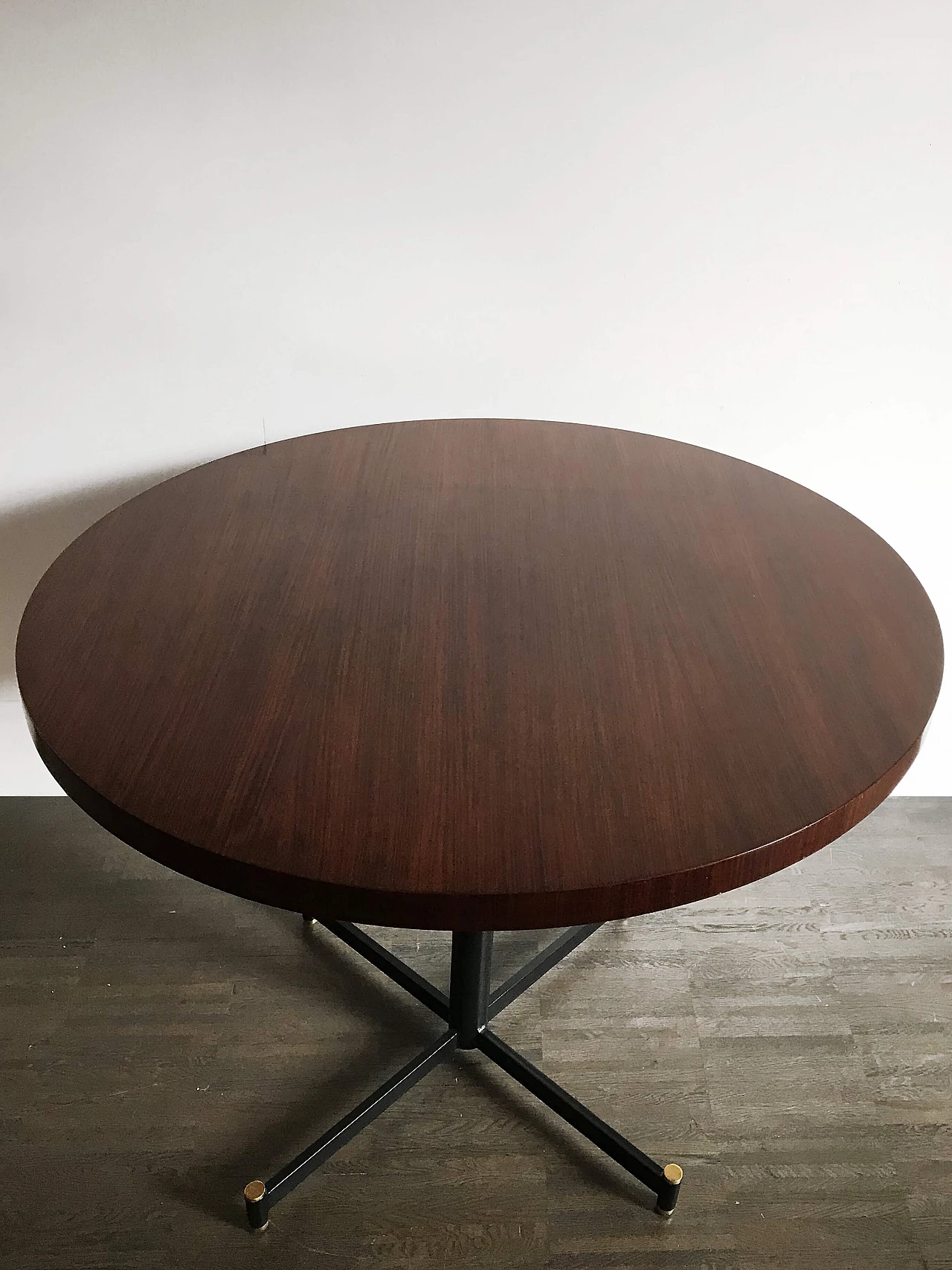 Tavolo rotondo in metallo e legno scuro, anni '50 3