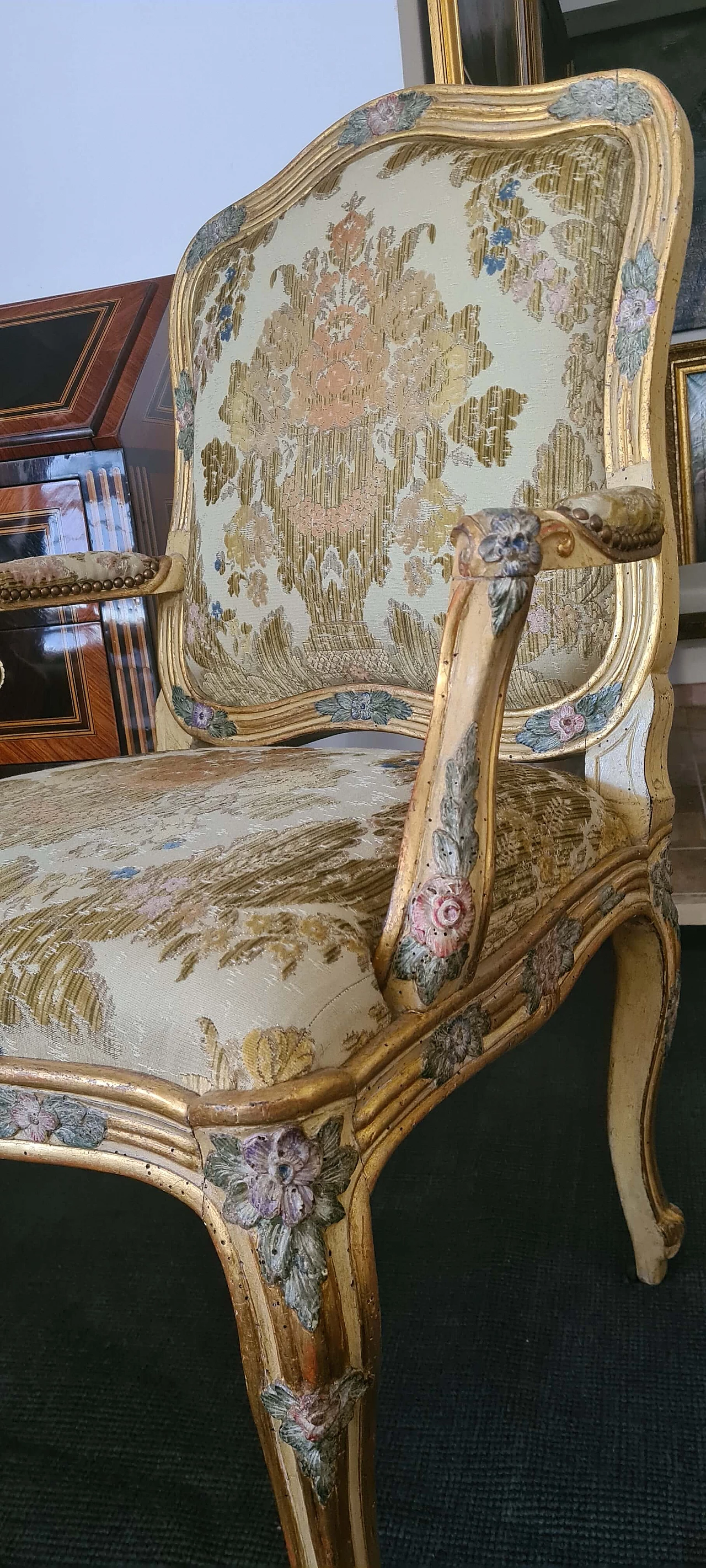 Coppia di poltrone Luigi XV in legno laccato e dorato, metà '700 3