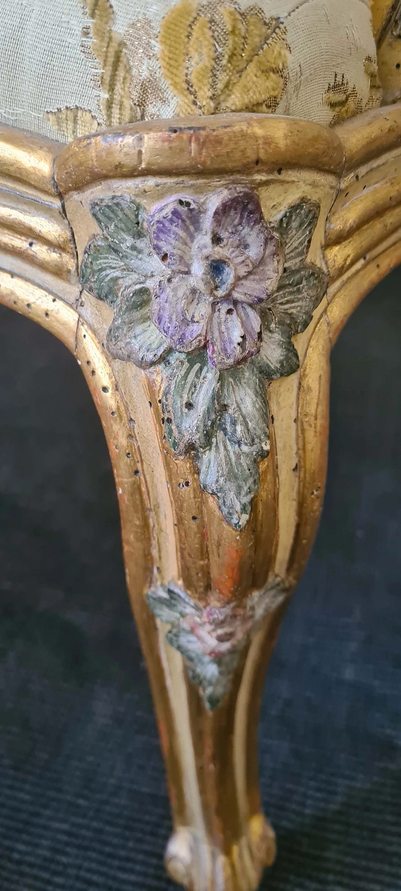 Coppia di poltrone Luigi XV in legno laccato e dorato, metà '700 4