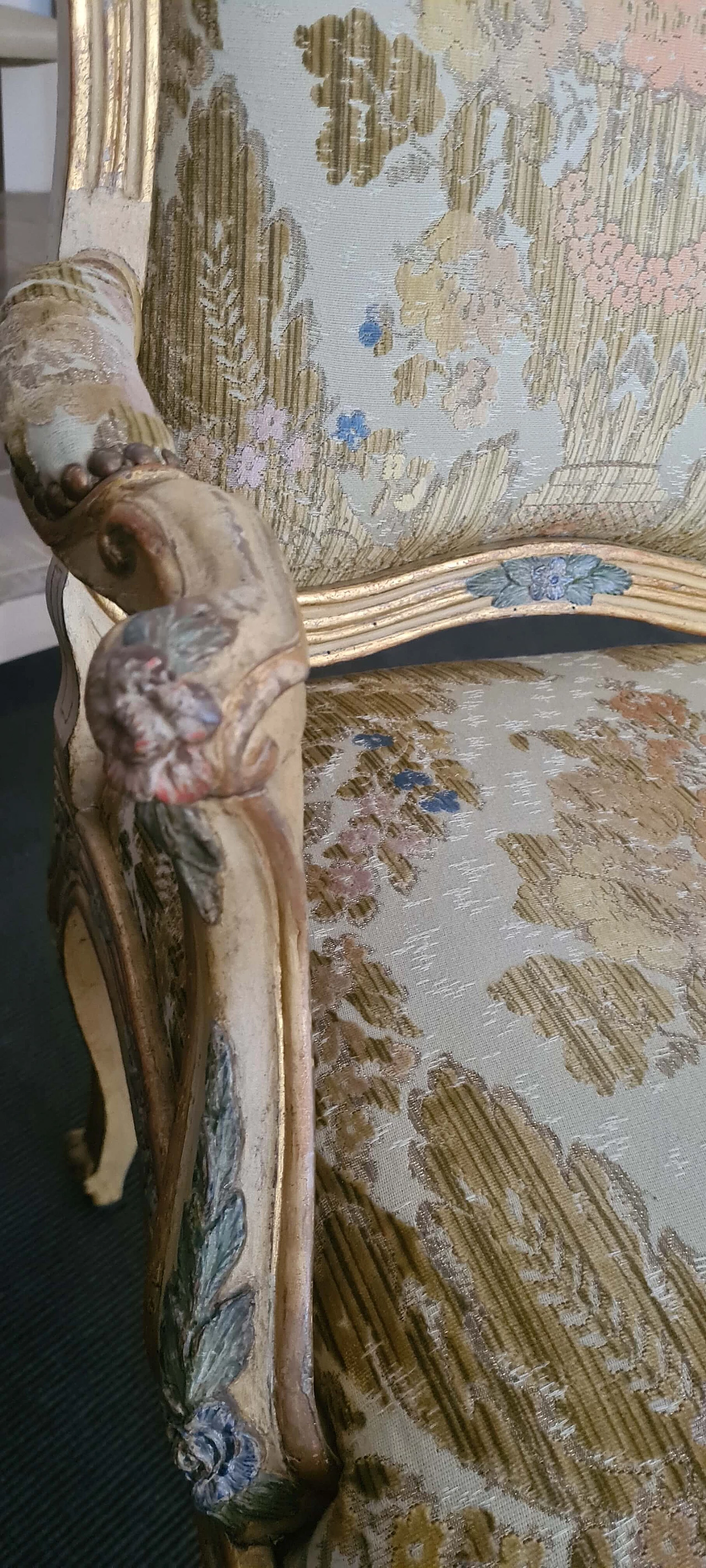 Coppia di poltrone Luigi XV in legno laccato e dorato, metà '700 7