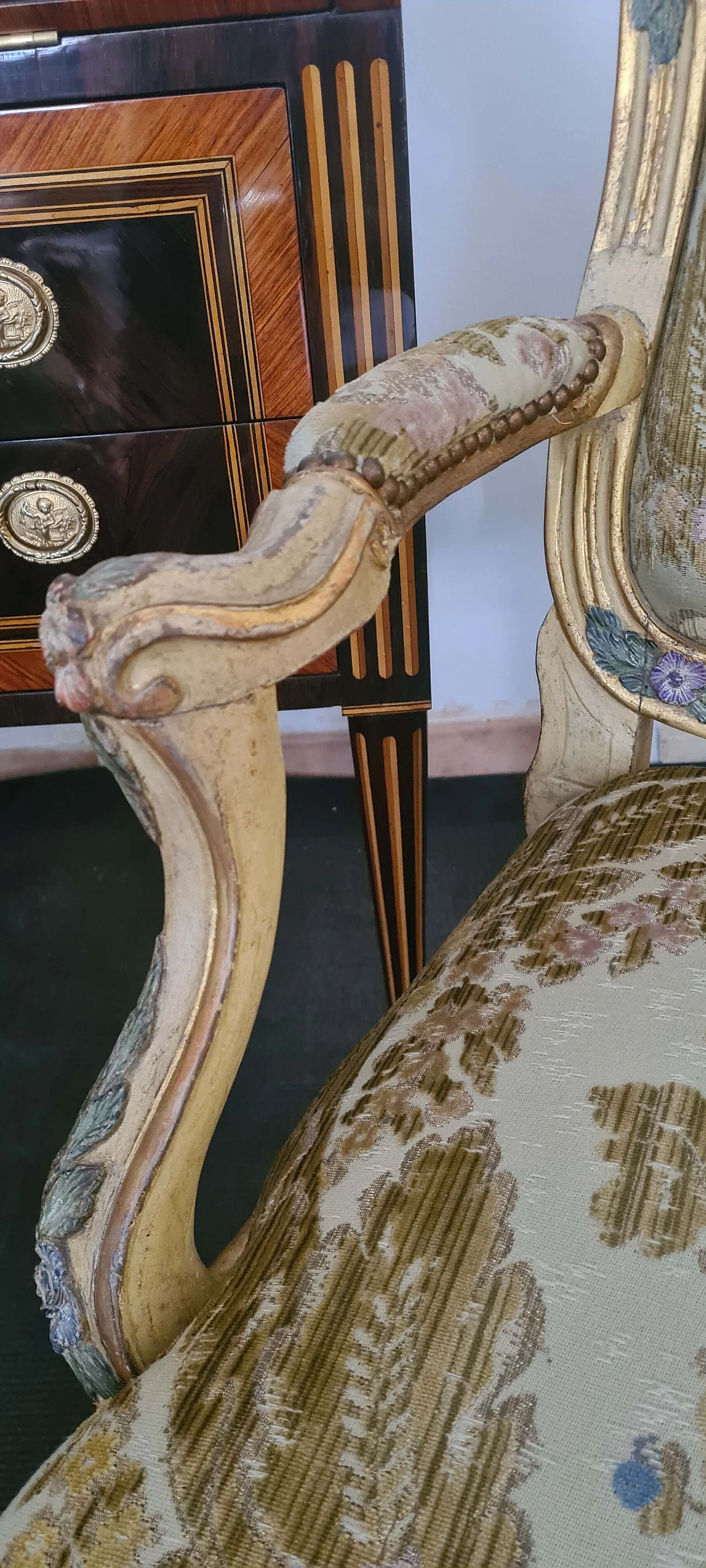 Coppia di poltrone Luigi XV in legno laccato e dorato, metà '700 8