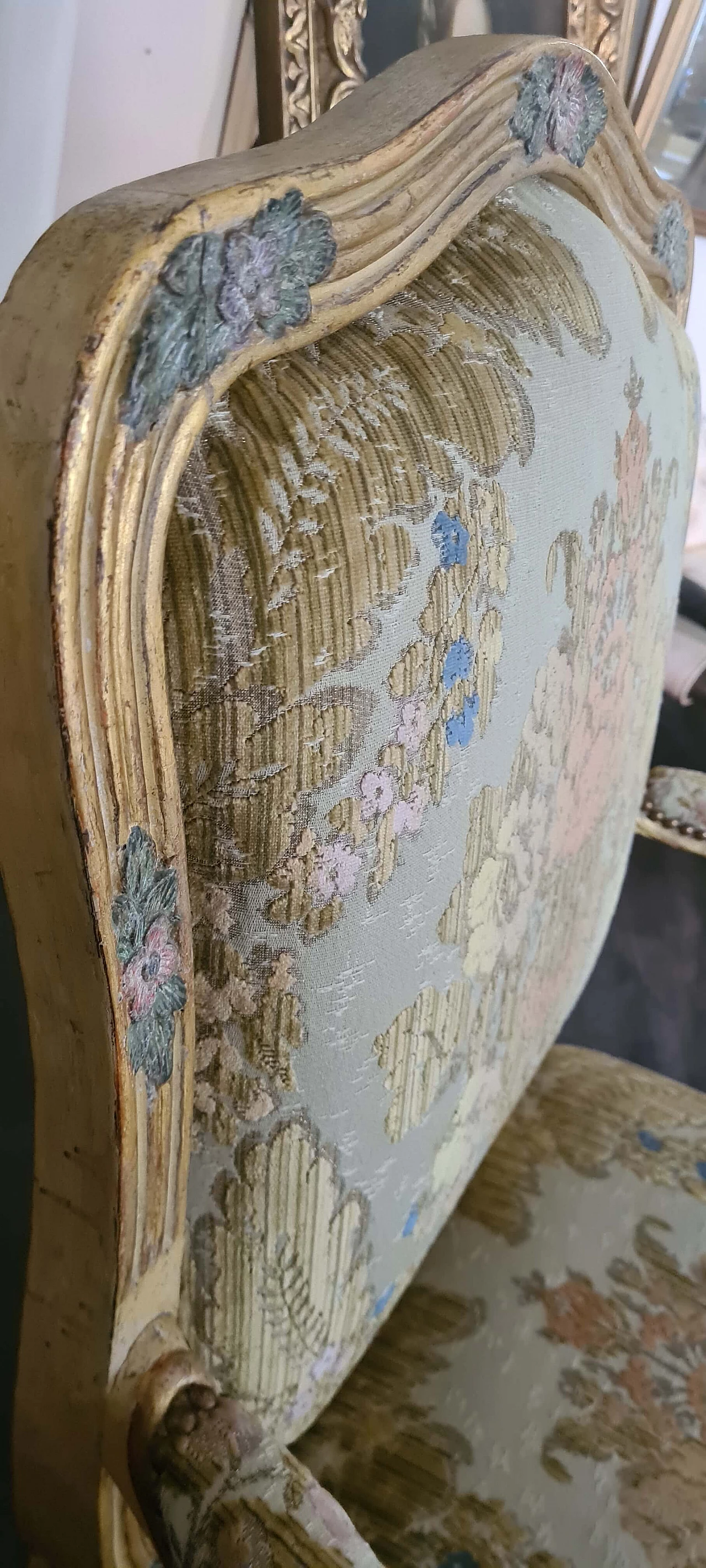 Coppia di poltrone Luigi XV in legno laccato e dorato, metà '700 9