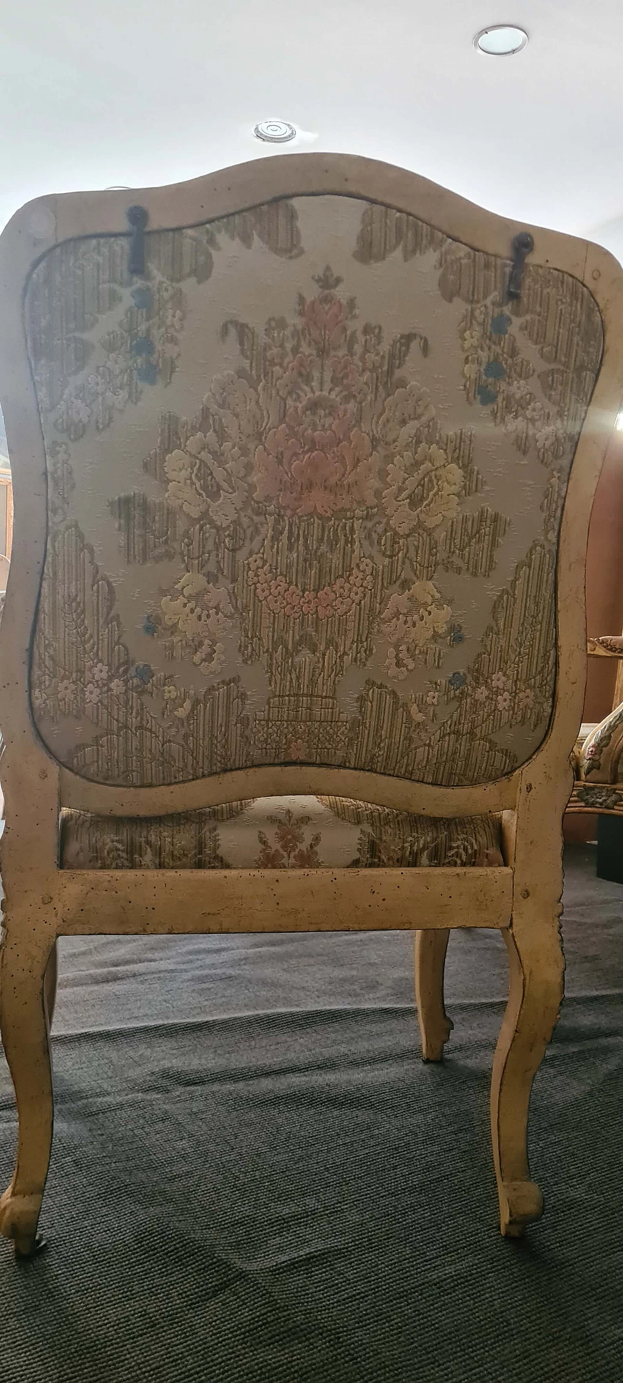 Coppia di poltrone Luigi XV in legno laccato e dorato, metà '700 10