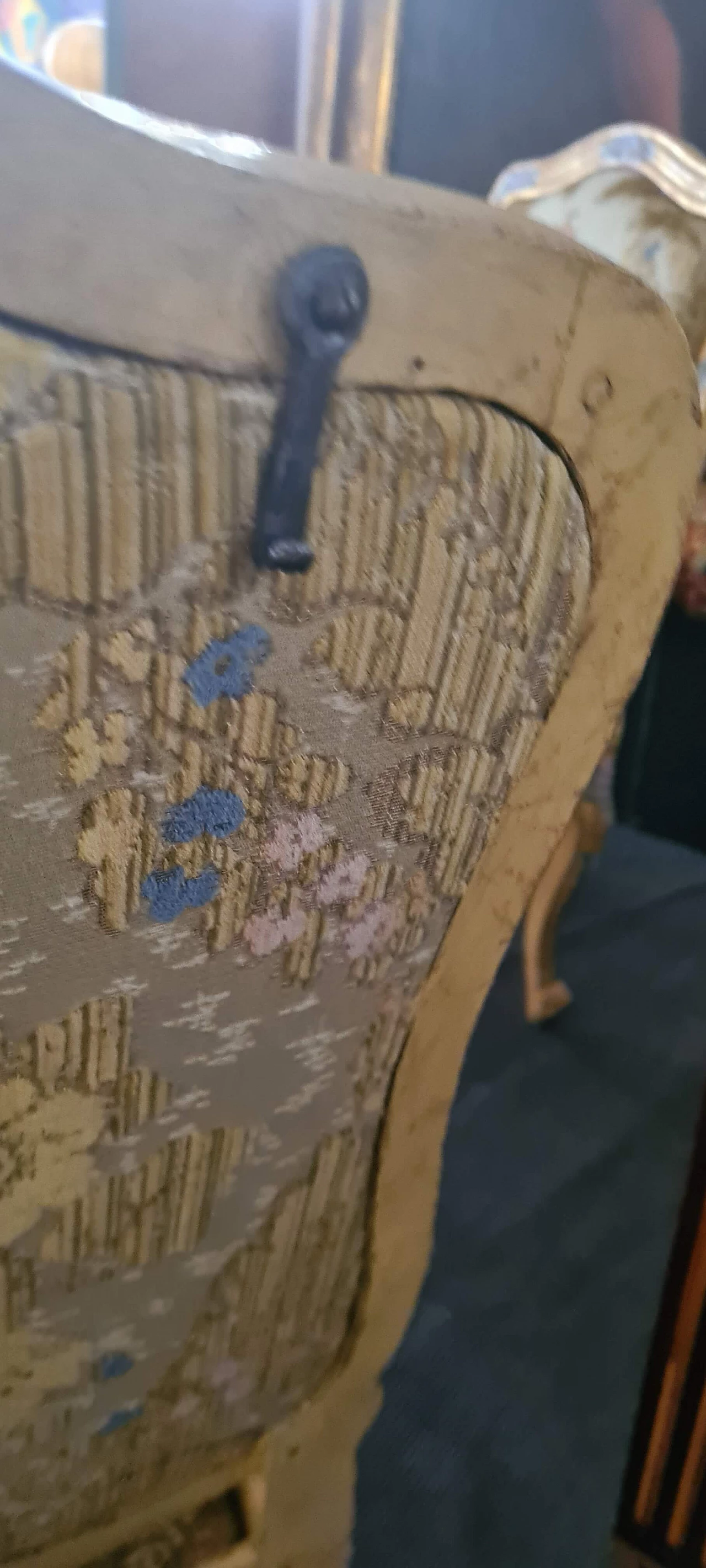 Coppia di poltrone Luigi XV in legno laccato e dorato, metà '700 12