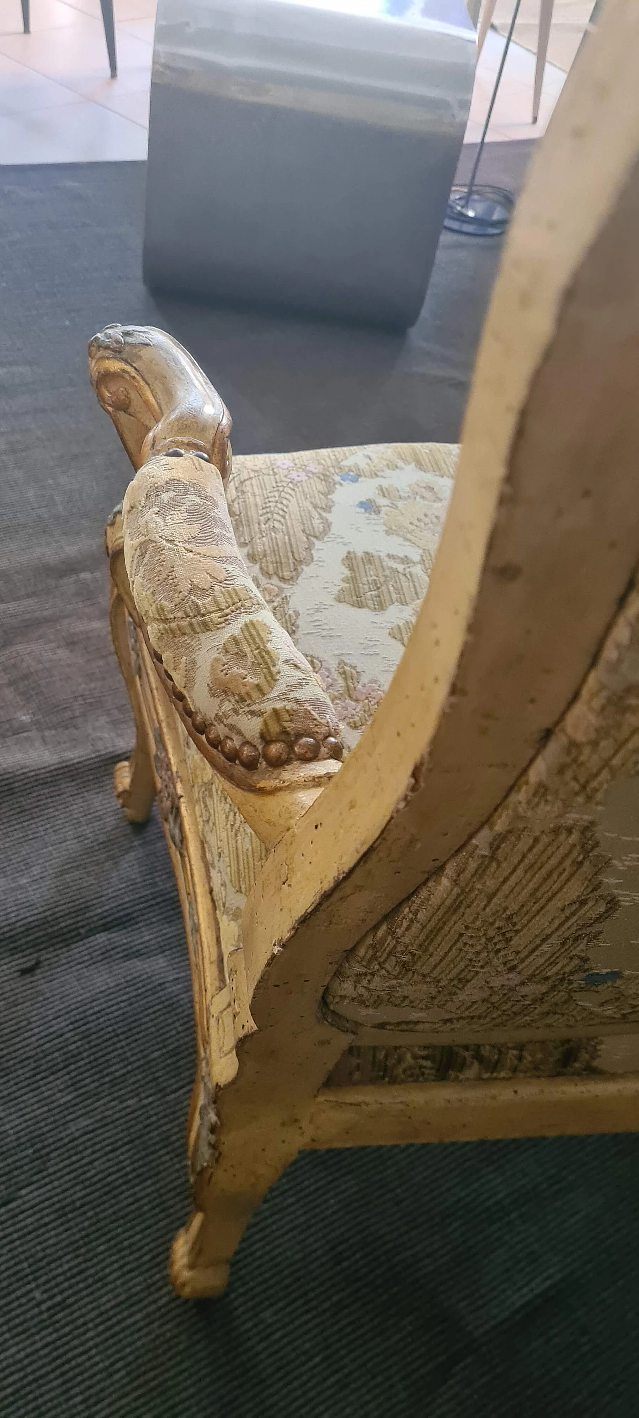 Coppia di poltrone Luigi XV in legno laccato e dorato, metà '700 13