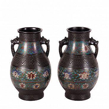 Coppia di vasi giapponesi in bronzo decorati con smalti cloisonné, metà '800