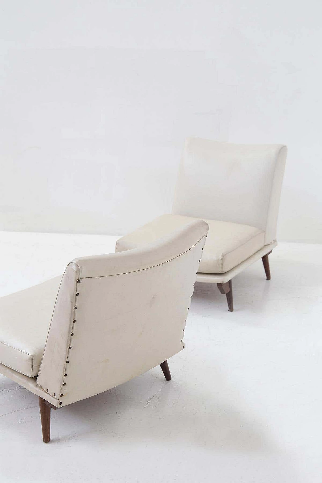 Coppia di poltrone in pelle attribuite a Gianfranco Frattini, anni '70 3