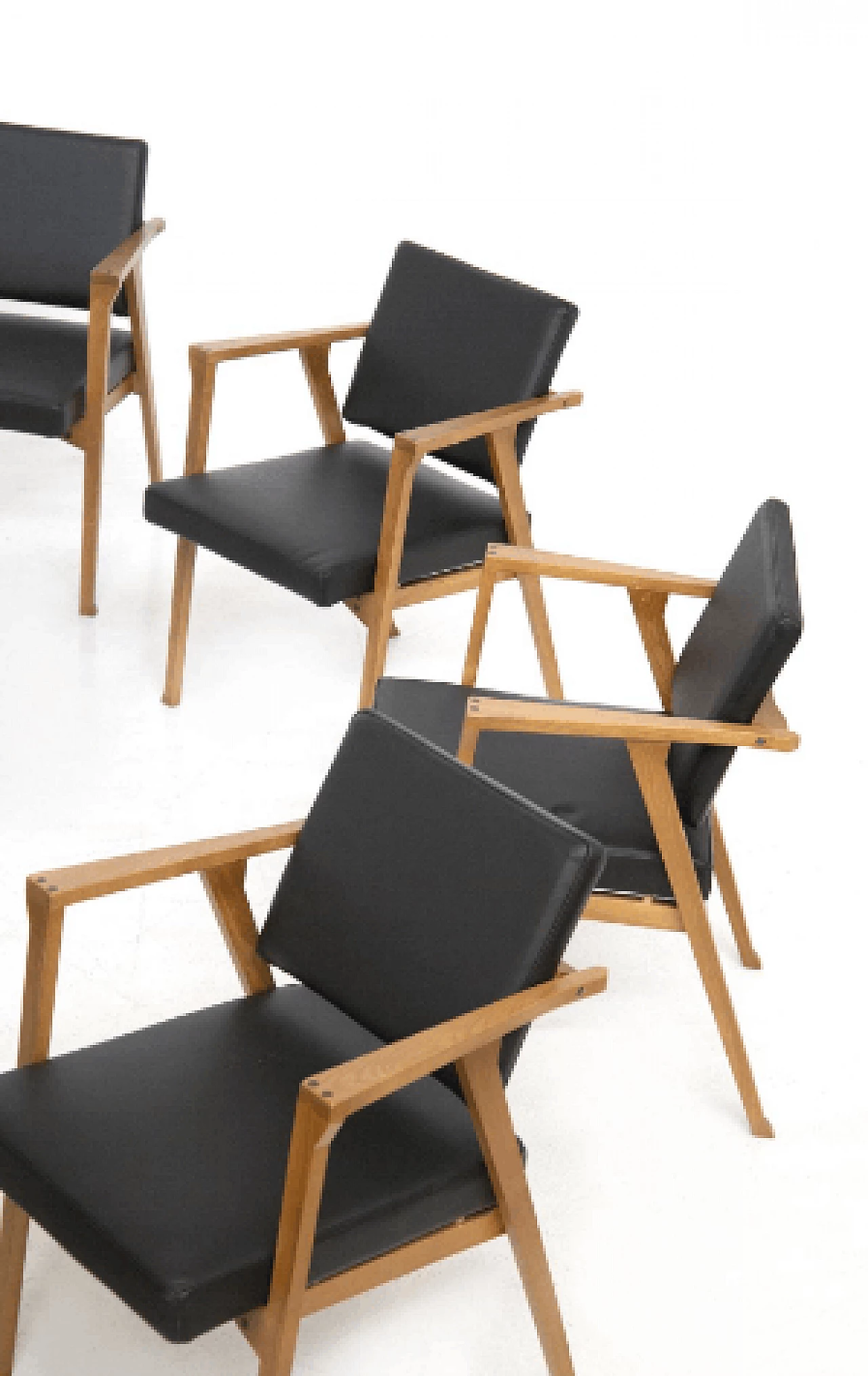 12 Sedie in legno e pelle nera attribuite a Franco Albini, anni '50 3