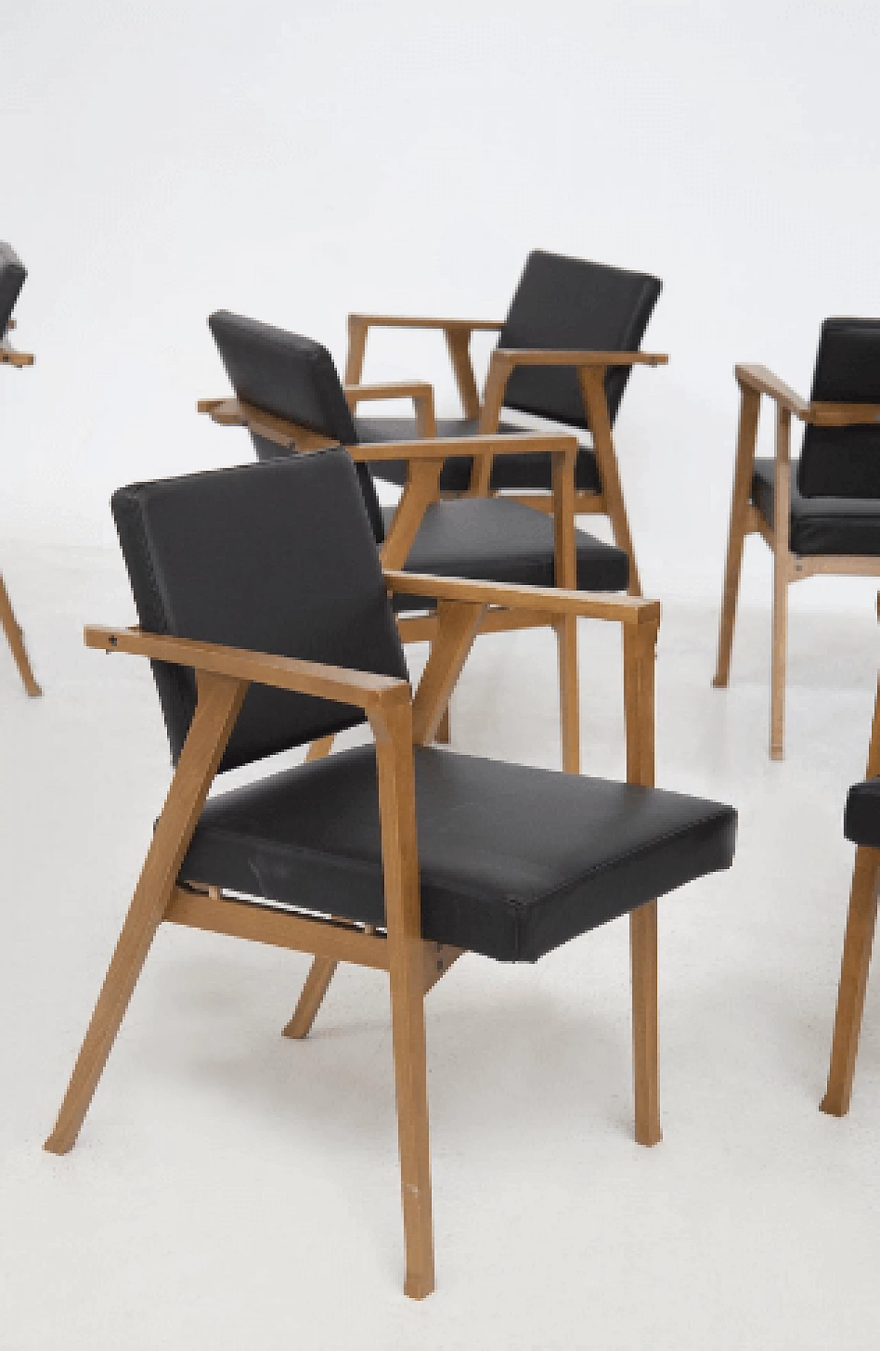 12 Sedie in legno e pelle nera attribuite a Franco Albini, anni '50 4