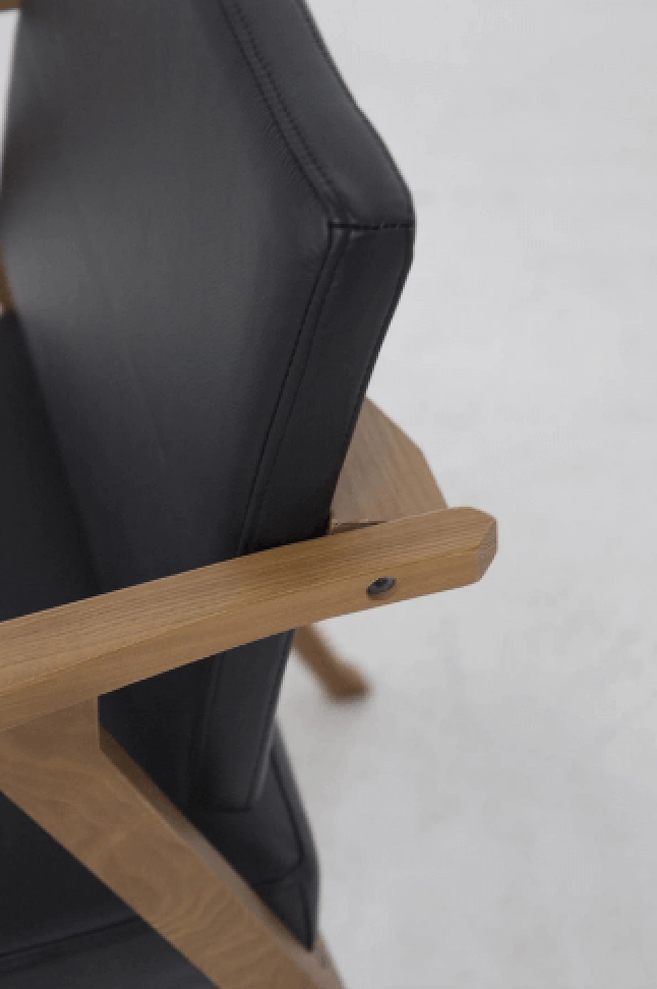 12 Sedie in legno e pelle nera attribuite a Franco Albini, anni '50 5