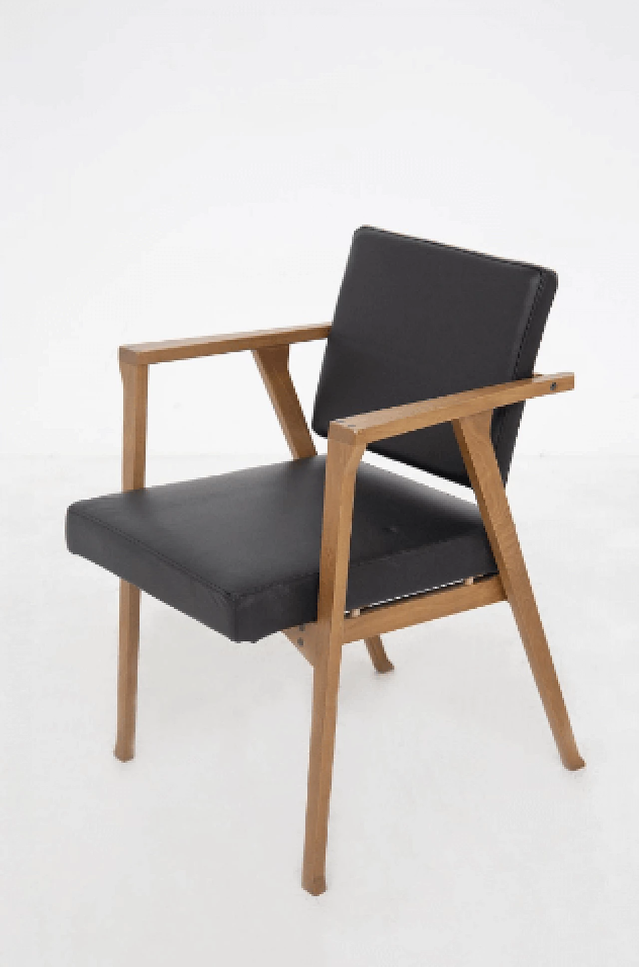 12 Sedie in legno e pelle nera attribuite a Franco Albini, anni '50 6