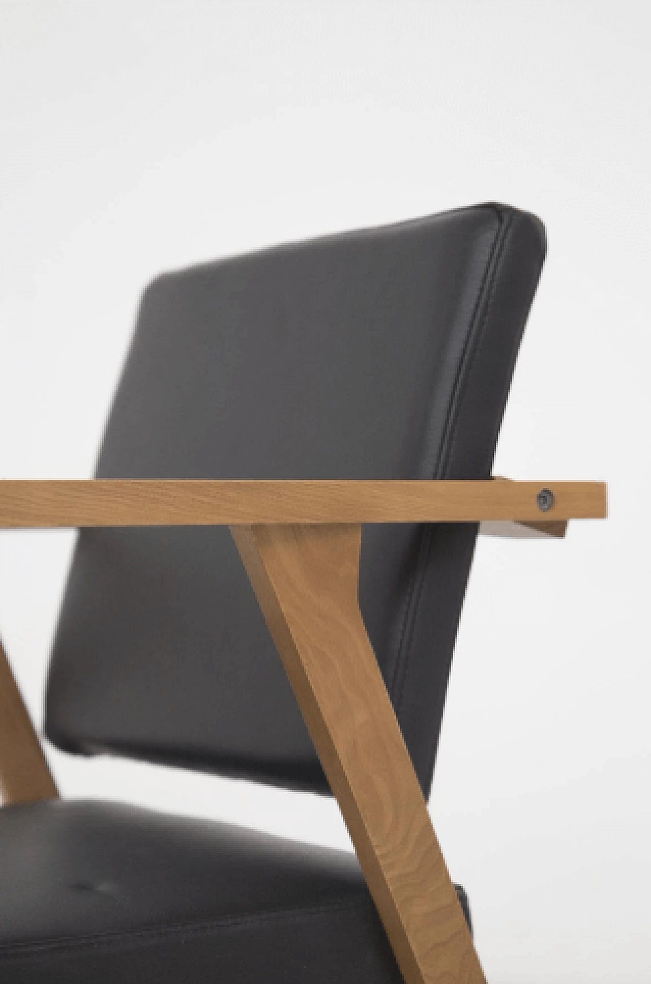 12 Sedie in legno e pelle nera attribuite a Franco Albini, anni '50 10