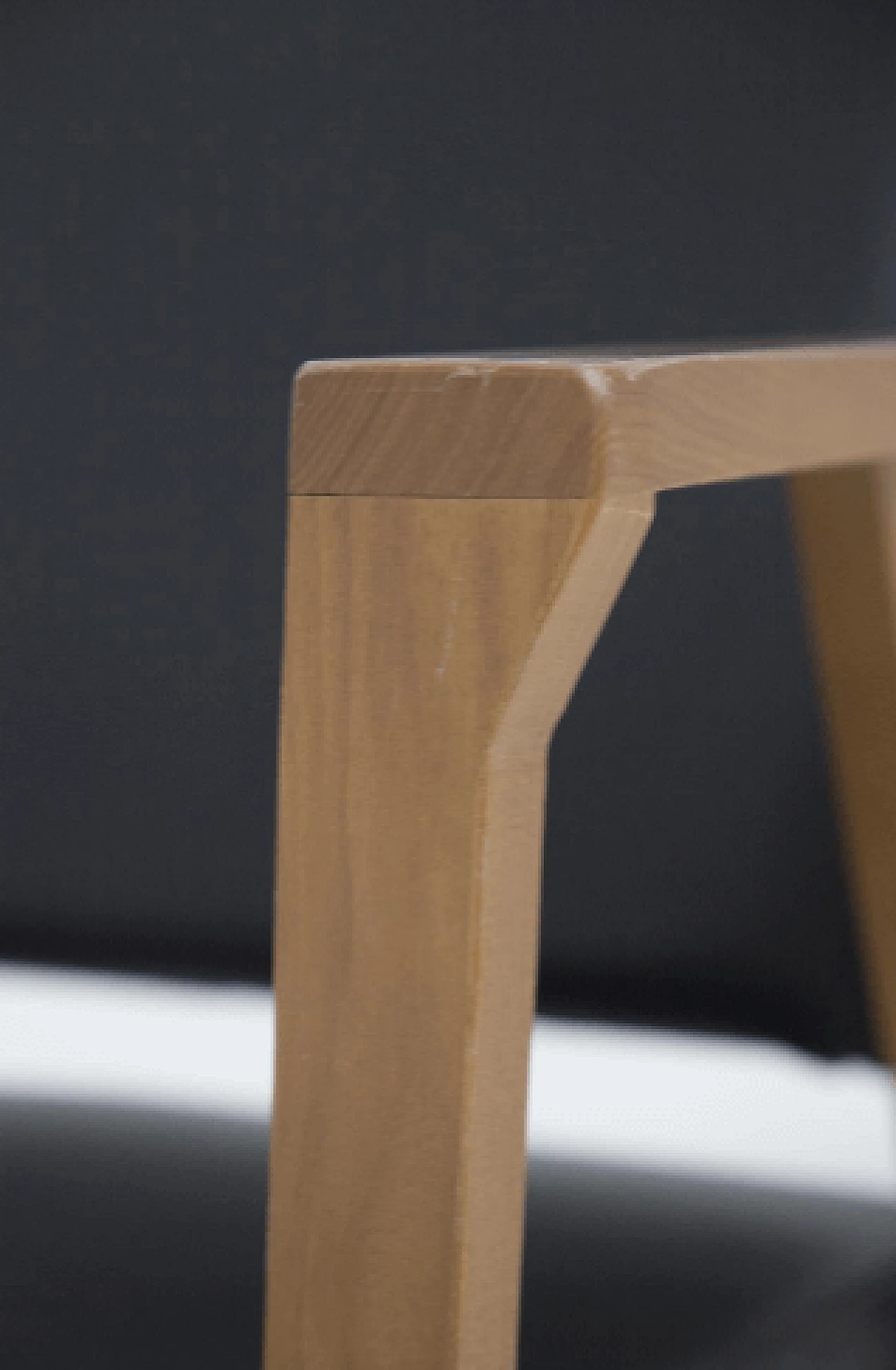 12 Sedie in legno e pelle nera attribuite a Franco Albini, anni '50 12