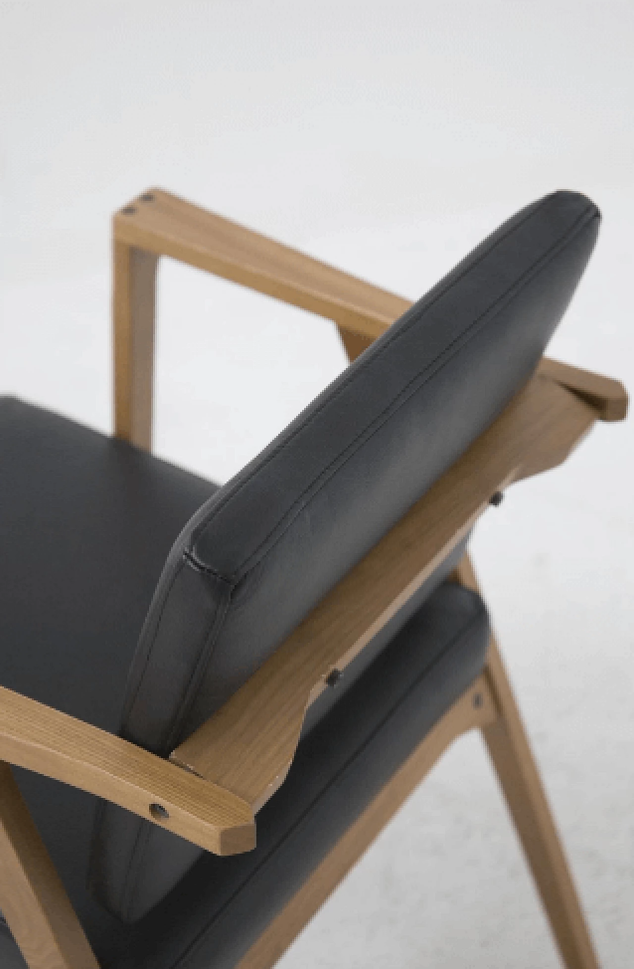 12 Sedie in legno e pelle nera attribuite a Franco Albini, anni '50 13