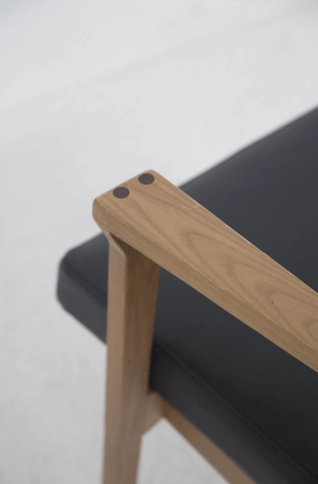 12 Sedie in legno e pelle nera attribuite a Franco Albini, anni '50 15