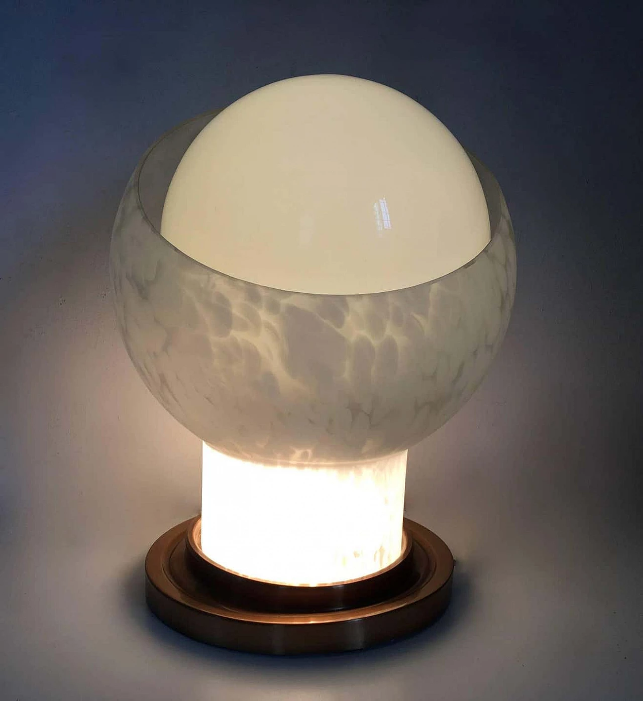 Lampada in ottone e diffusore sferico in vetro soffiato di Mazzega, anni '70 5