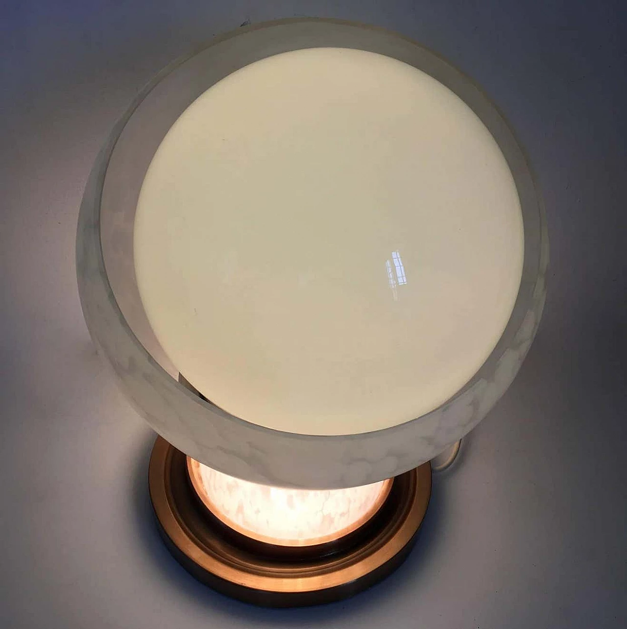 Lampada in ottone e diffusore sferico in vetro soffiato di Mazzega, anni '70 6