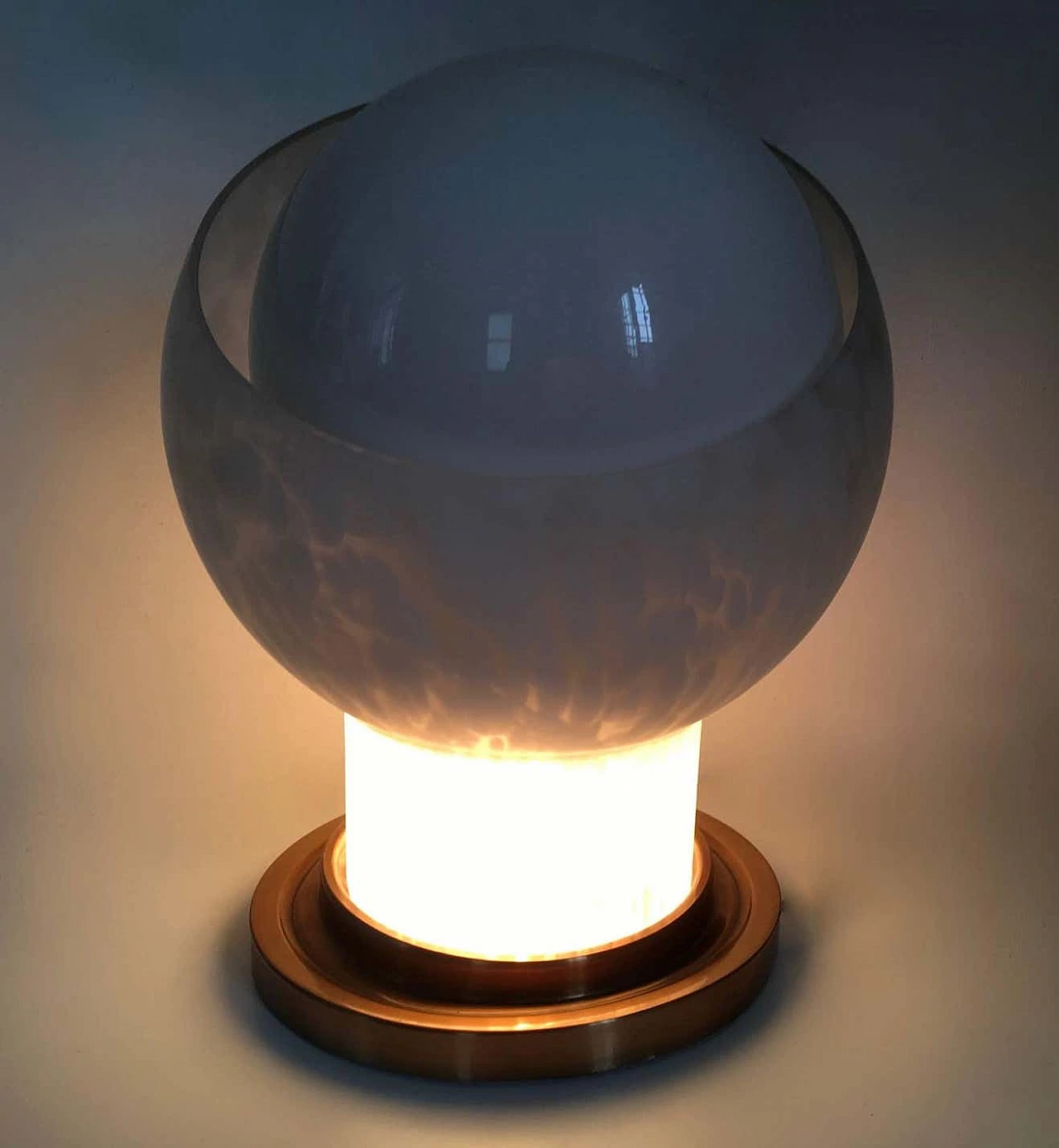 Lampada in ottone e diffusore sferico in vetro soffiato di Mazzega, anni '70 7