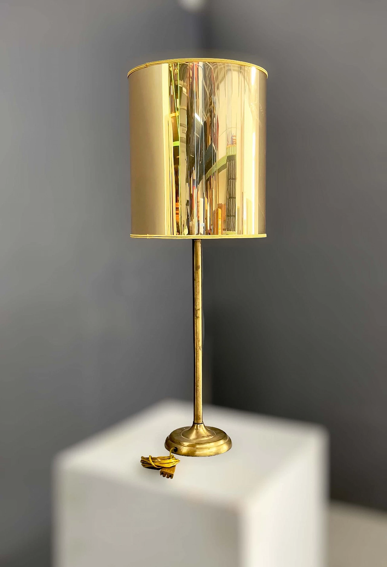Lampada da tavolo in ottone con paralume dorato, anni '50 4