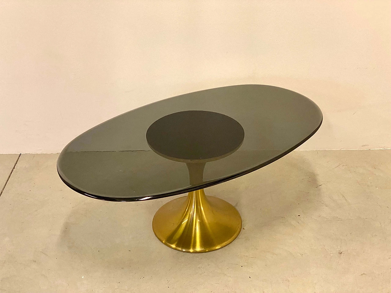 Tavolino in ottone con piano in vetro ovale, anni '70 1