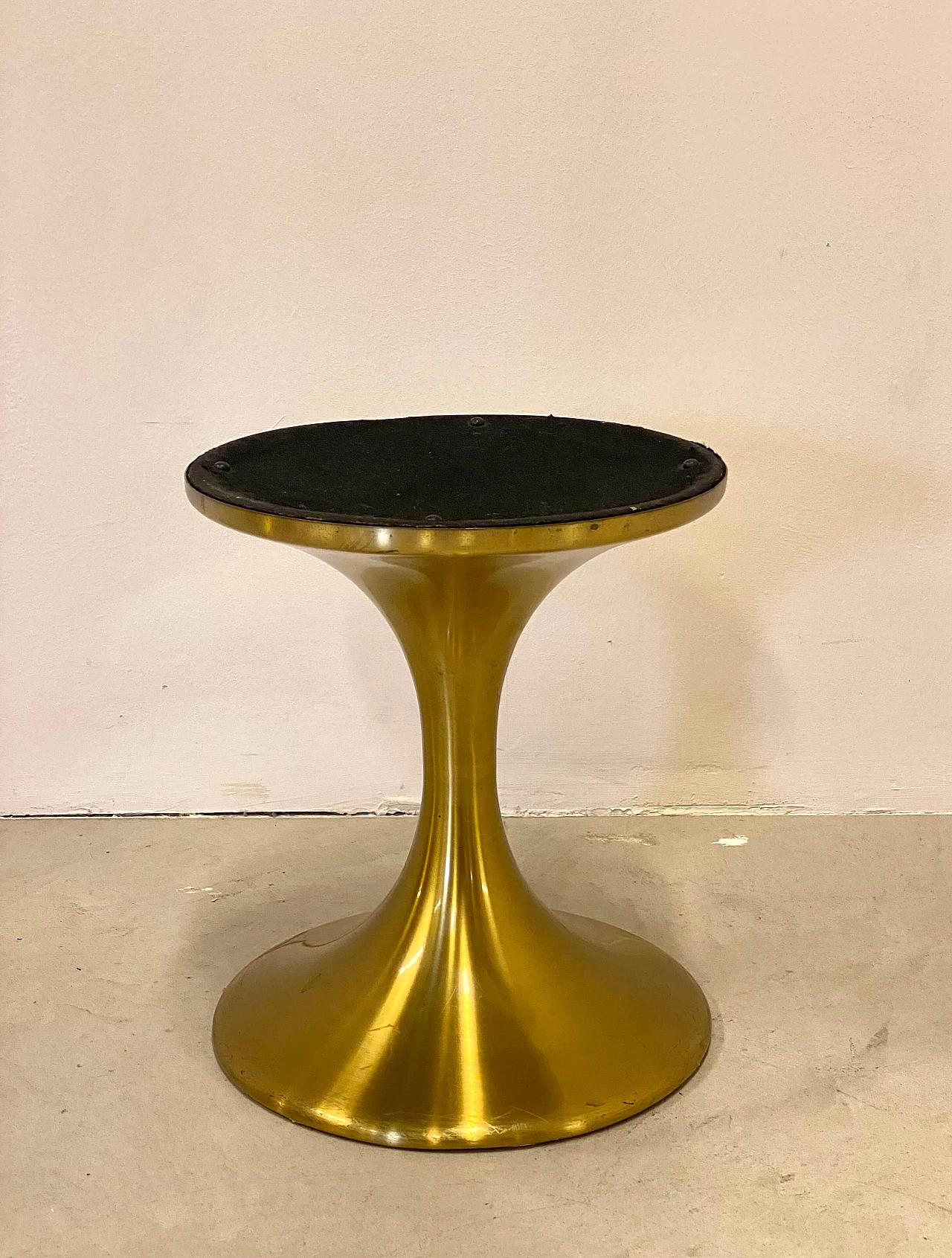 Tavolino in ottone con piano in vetro ovale, anni '70 7