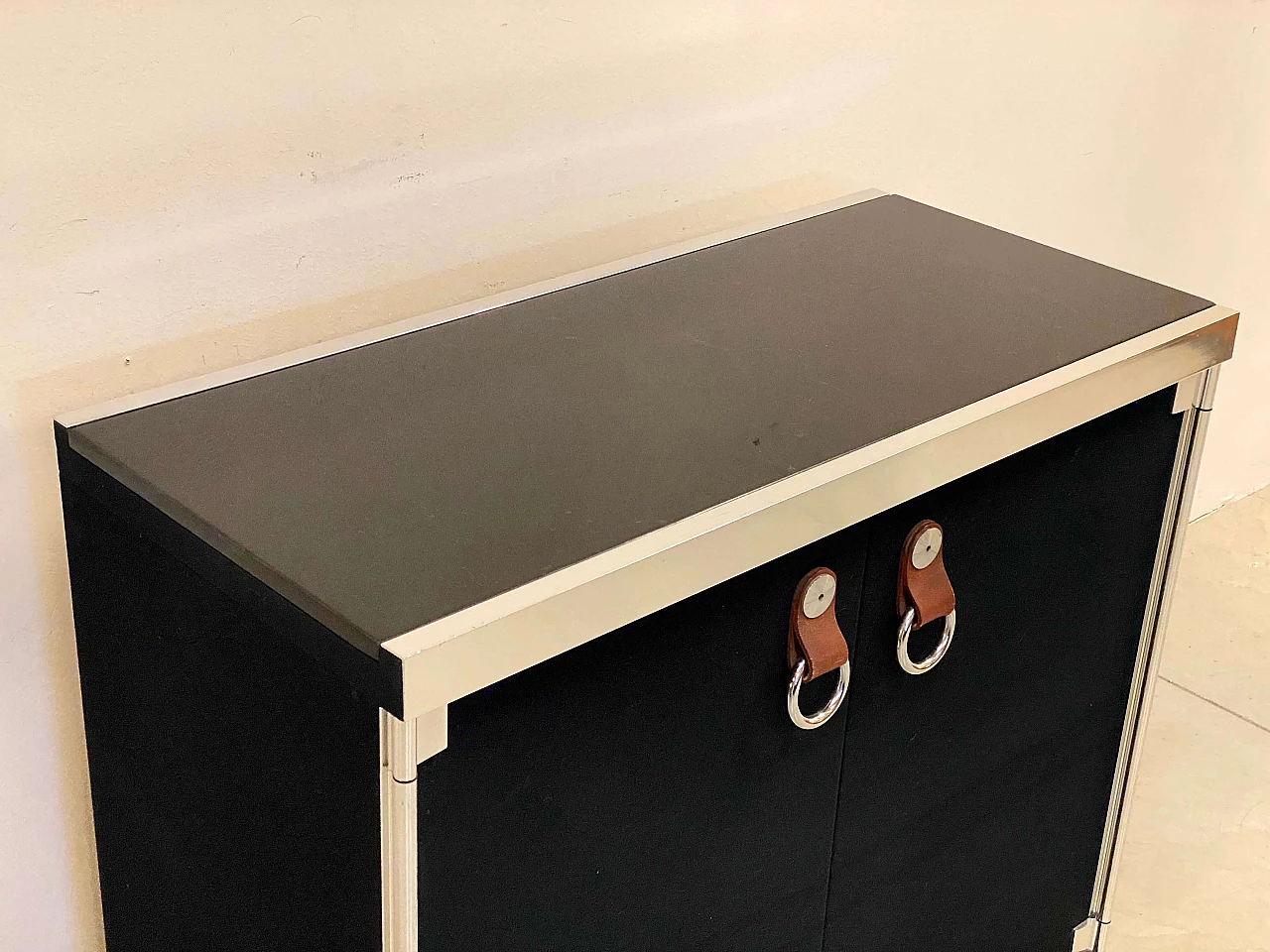 Credenza in feltro nero e acciaio di Guido Faleschini per Hermès, anni '70 10