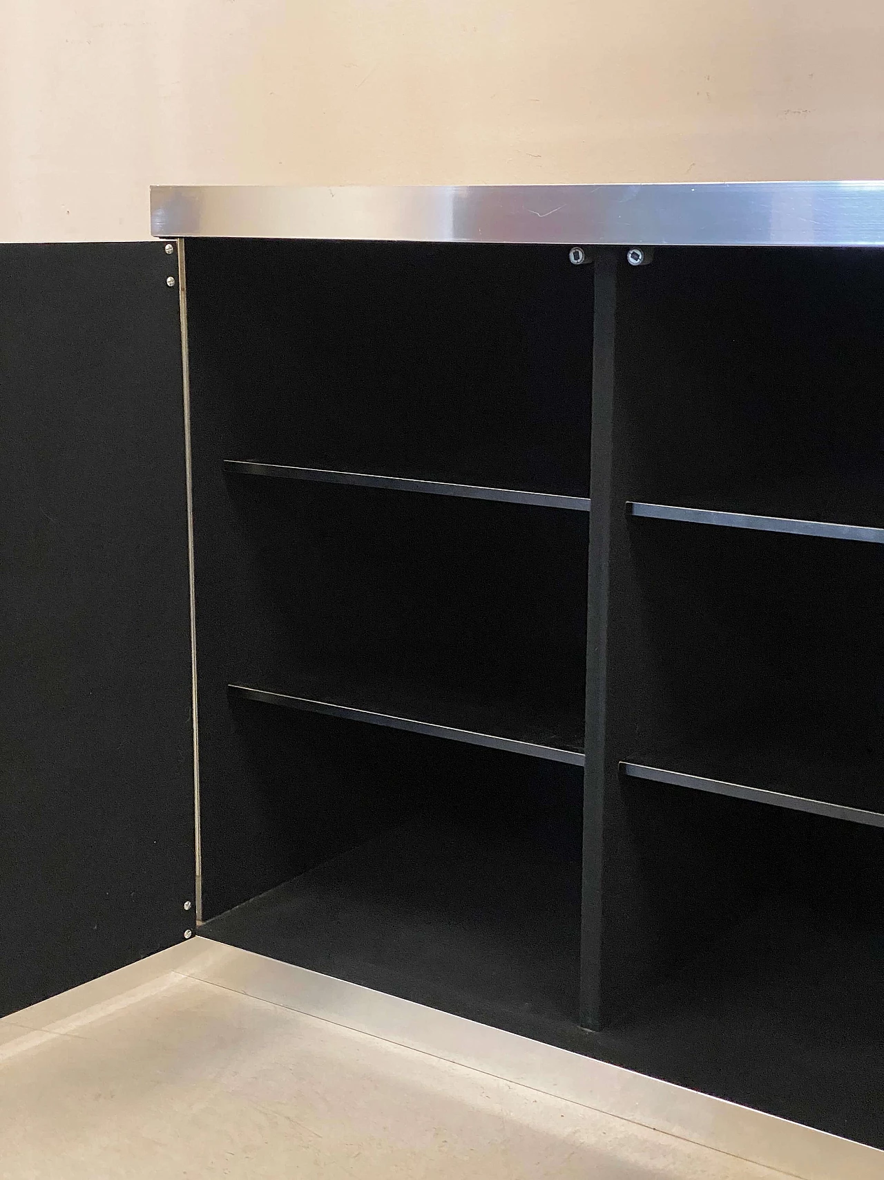 Credenza in feltro nero e acciaio di Guido Faleschini per Hermès, anni '70 14