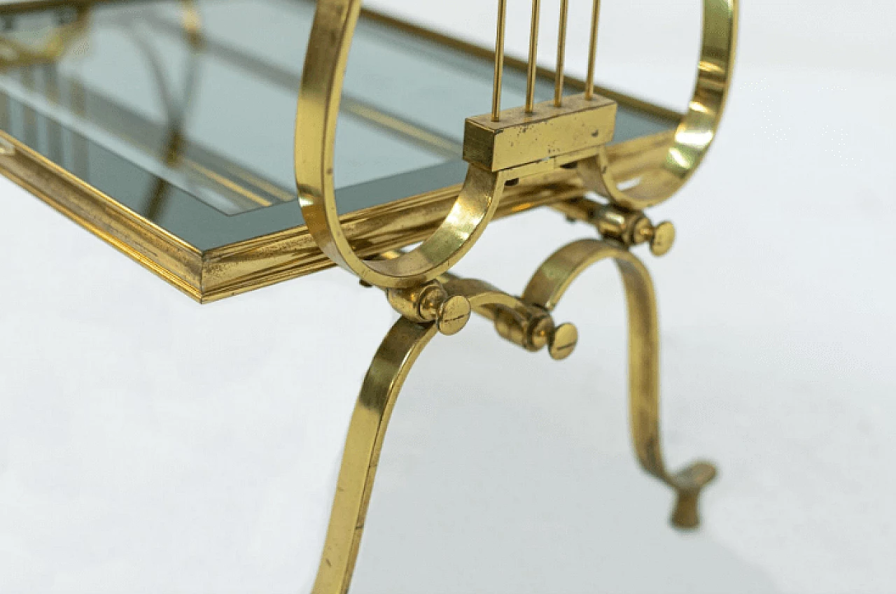 Tavolino con doppio ripiano in ottone e vetro fumé, anni '50 2